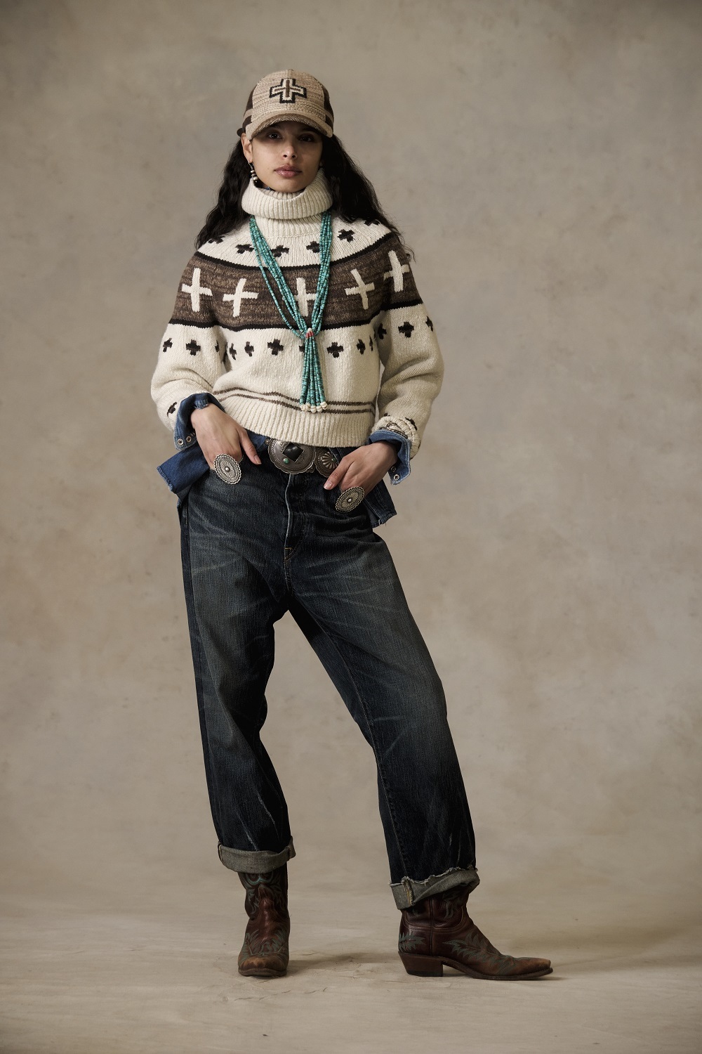 Look de jersey y gorra de la colección Polo Ralph Lauren X Noaimi Glasses.