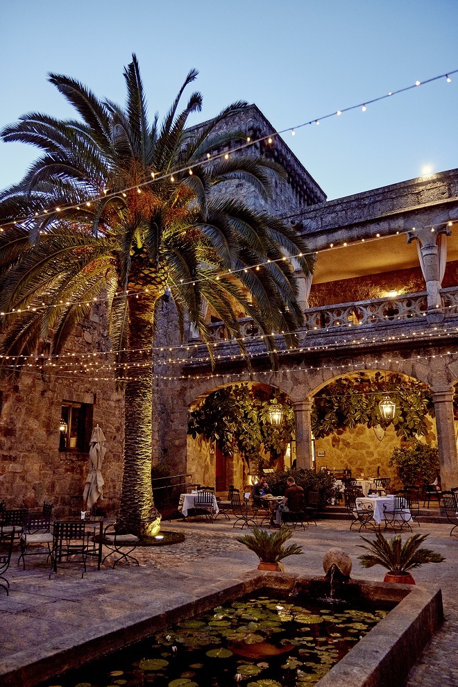 El antiguo patio de armas del castillo de Jarandilla, es ahora la terraza del restaurante. Un lugar mágico para cenar.