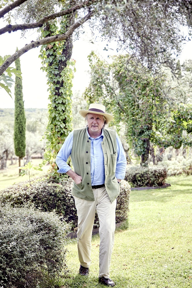 El paisajista Eduardo Mencos en el jardín de su casa de La Vera.