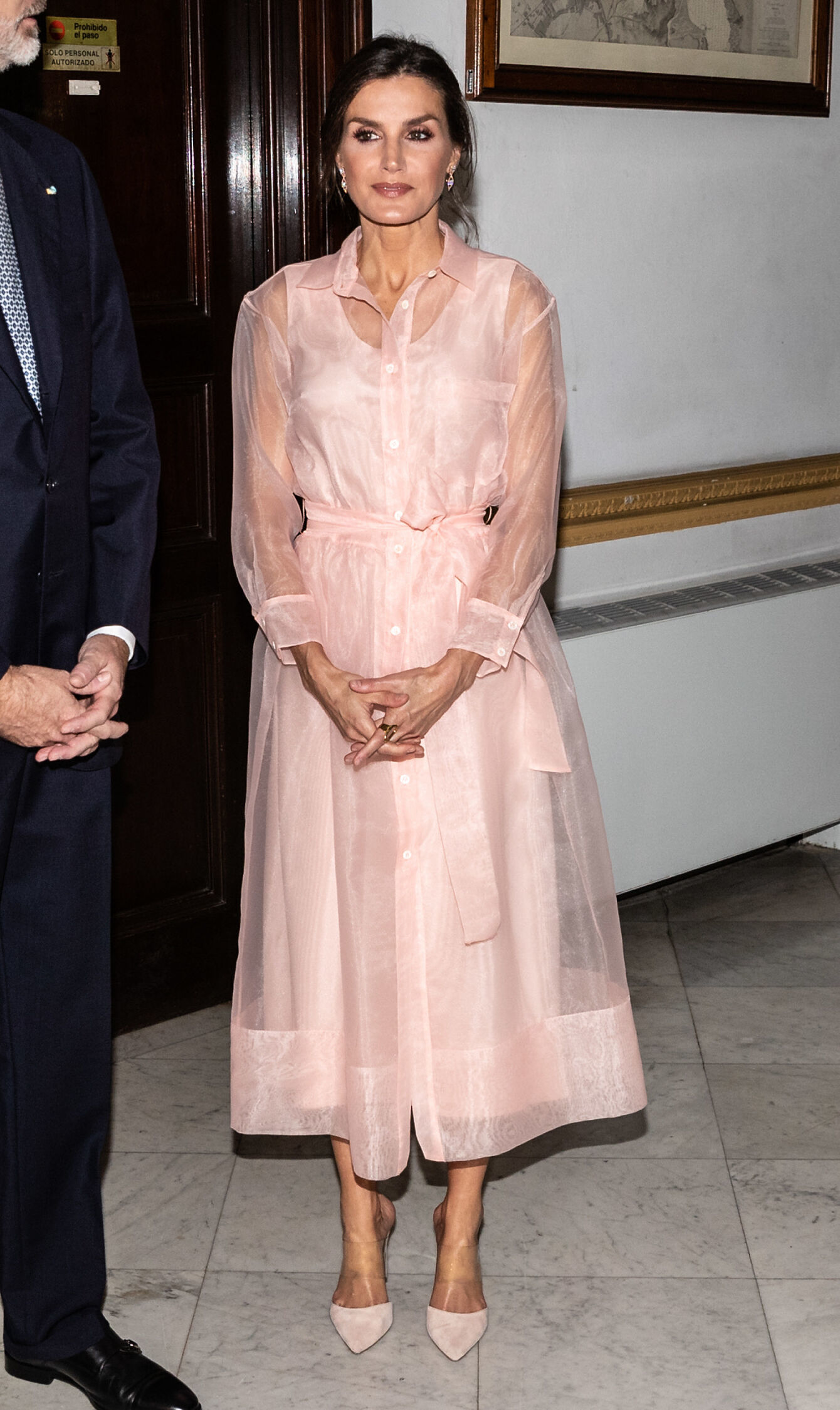 La reina Letizia con un vestido camisero de organza rosa empolvado de Maje.