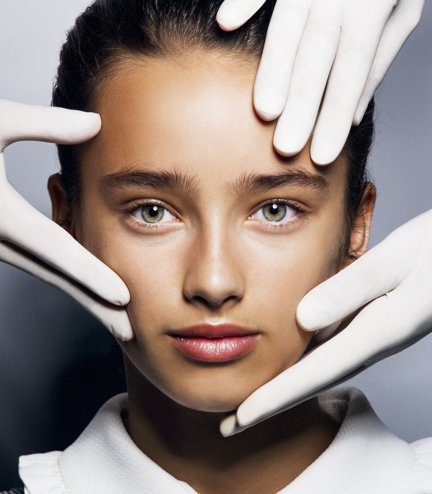 Las dermatólogas y expertas recomiendan un limpiador facial, una crema hidratante ligera y un protector solar para cuidar la piel adolescente.