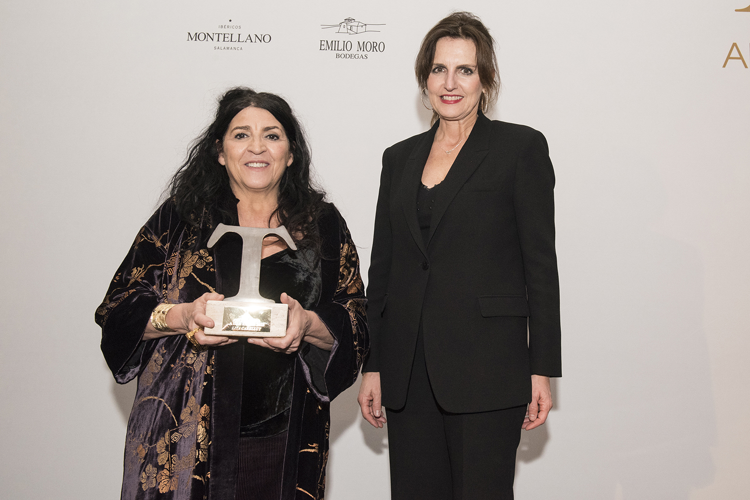 Lita Cabellut, Premio TELVA a las Artes, y Laura Múgica, directora general y consejera de Unidad Editorial
