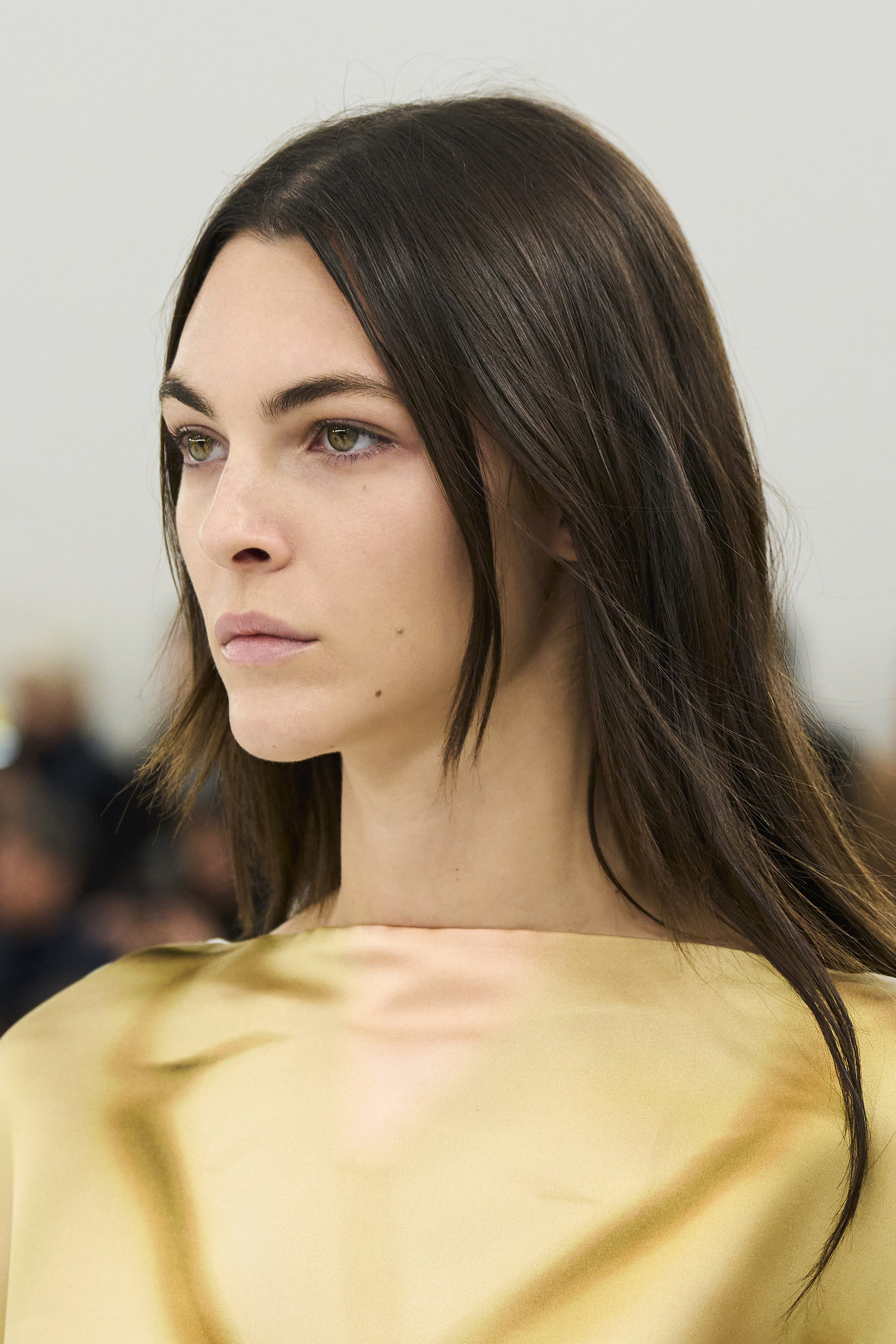 La modelo Vittoria Ceretti con el corte de pelo largo desfilado tendencia en 2024.