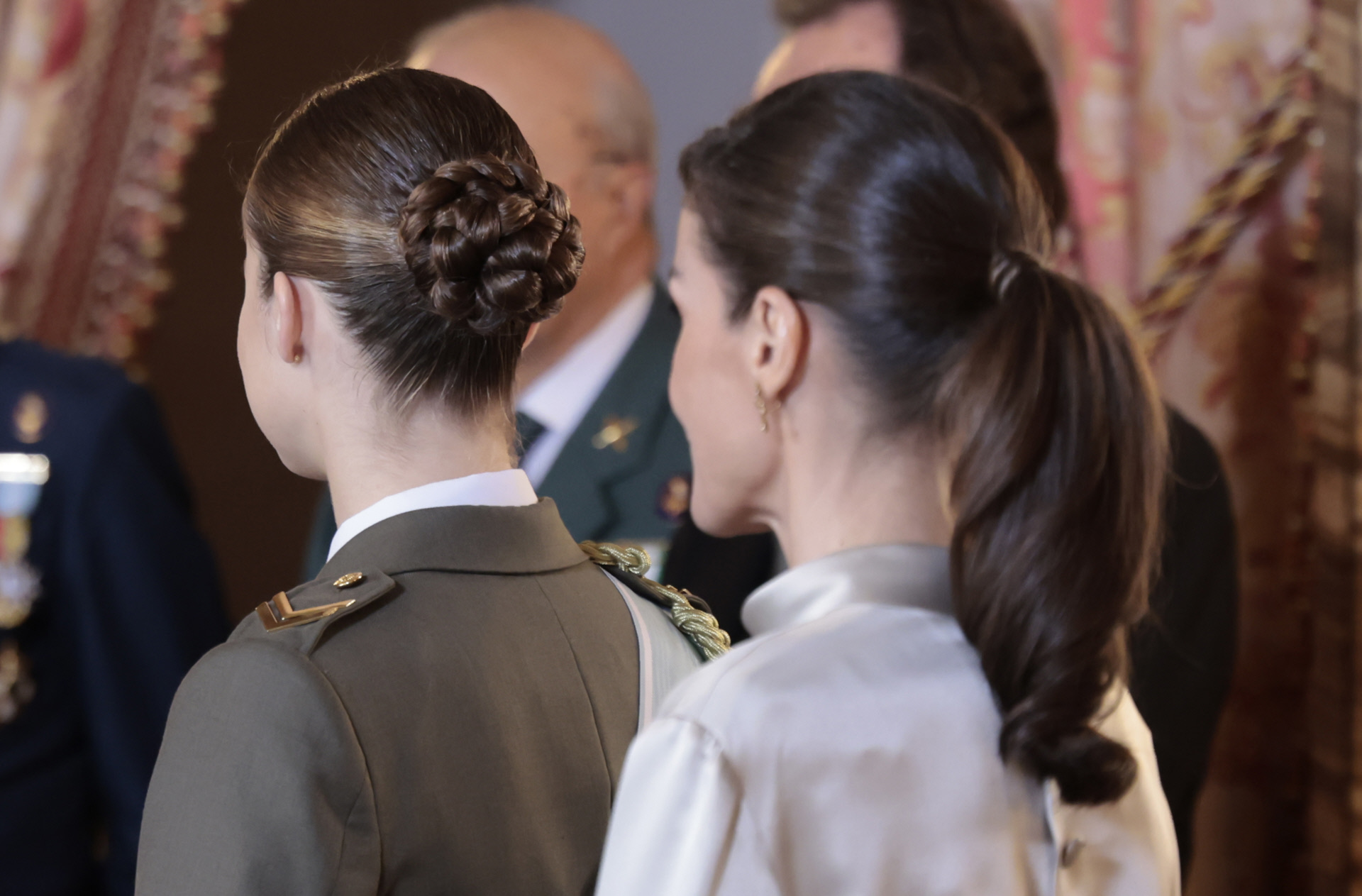Duelo de peinados entre la reina Letizia y la princesa Leonor en la Pascua Militar 2024