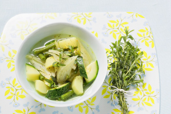 El brócoli, el calabacín y el hinojo son tres verduras que no faltan en esta sopa antiinflamatoria.