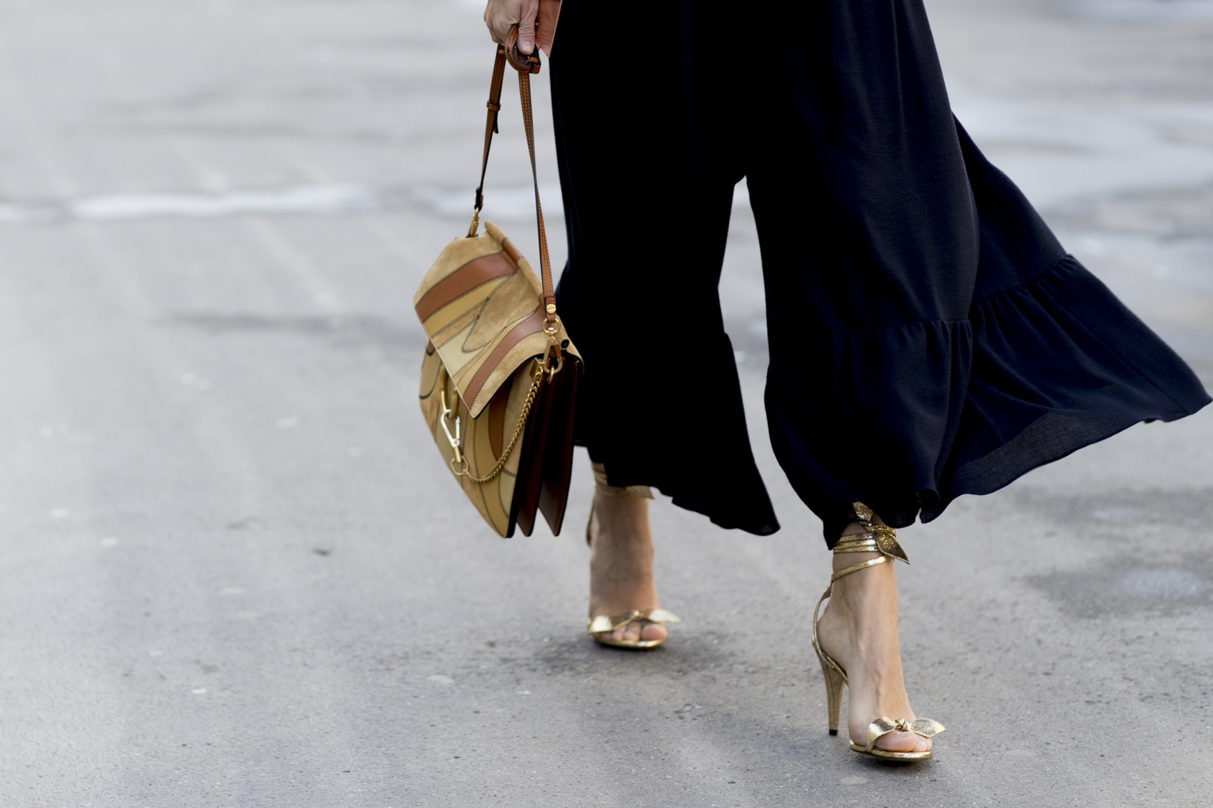 Las sandalias doradas, una de las tendencias de 2024.
