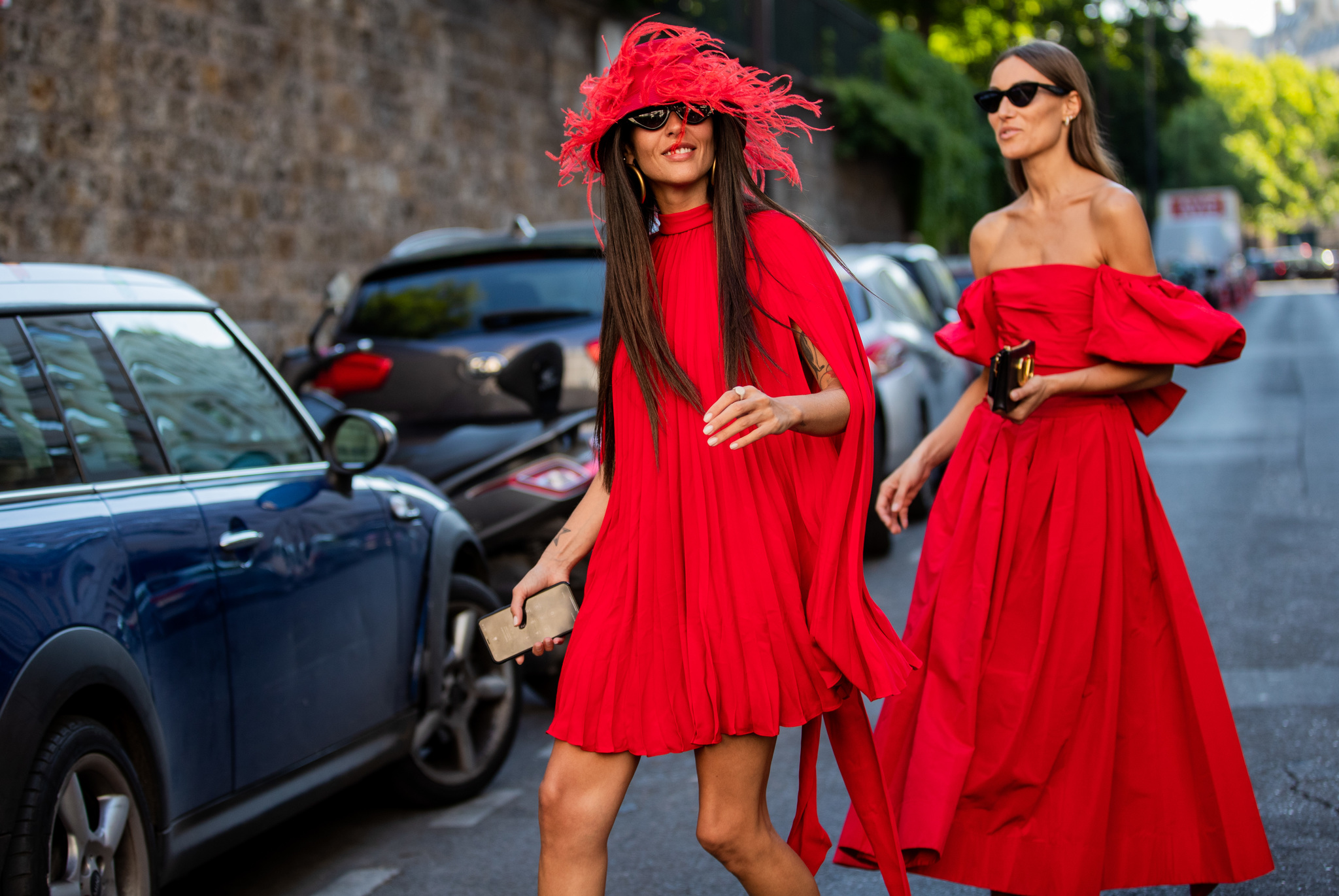 Giorgia Tordini y Gilda Ambrosio con vestidos rojos, color tendencia este año 2024.