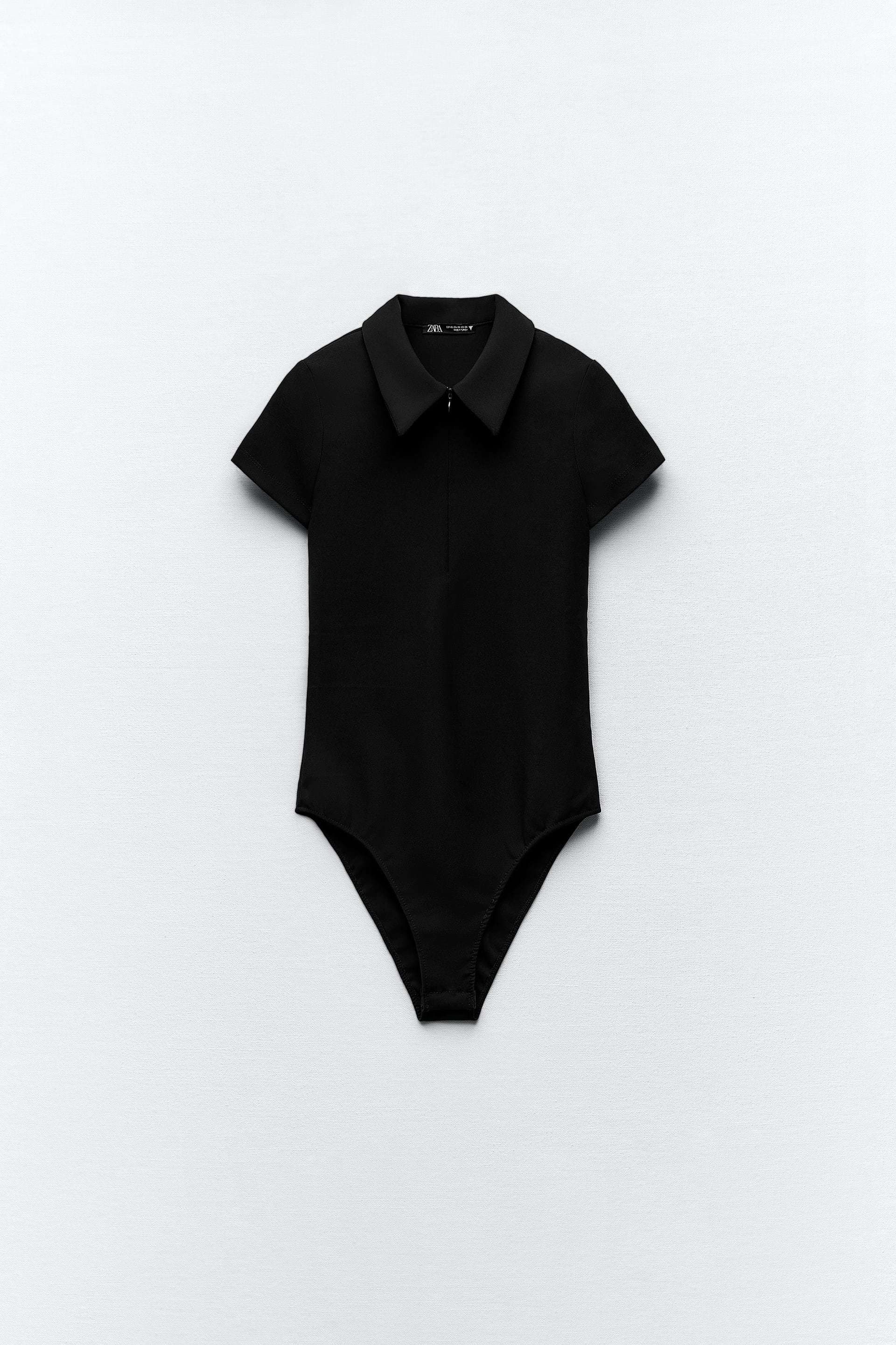 Body negro con cuello polo de Zara (19,95 euros).