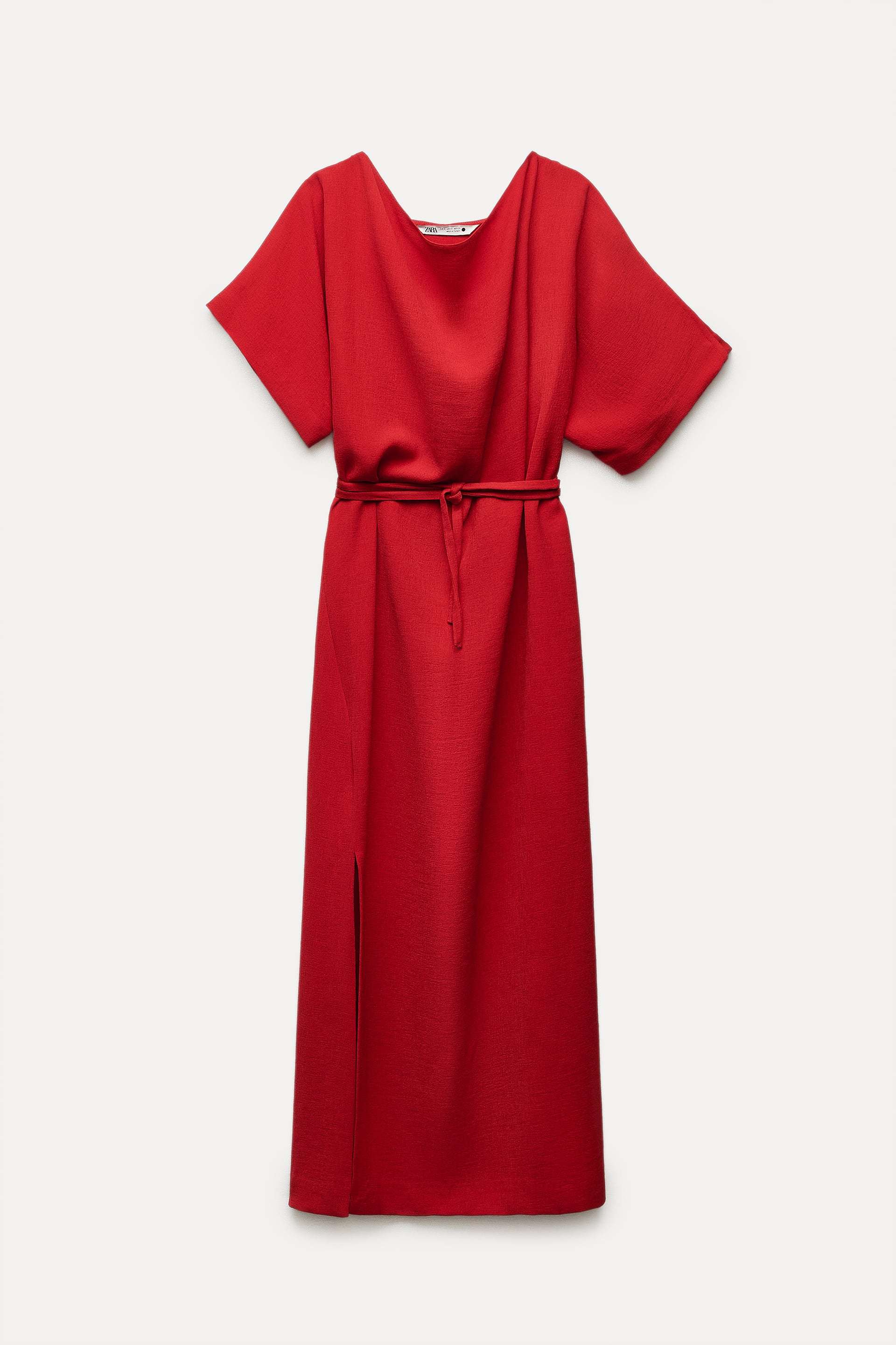 Vestido rojo de manga corta de Zara (19,95 euros).
