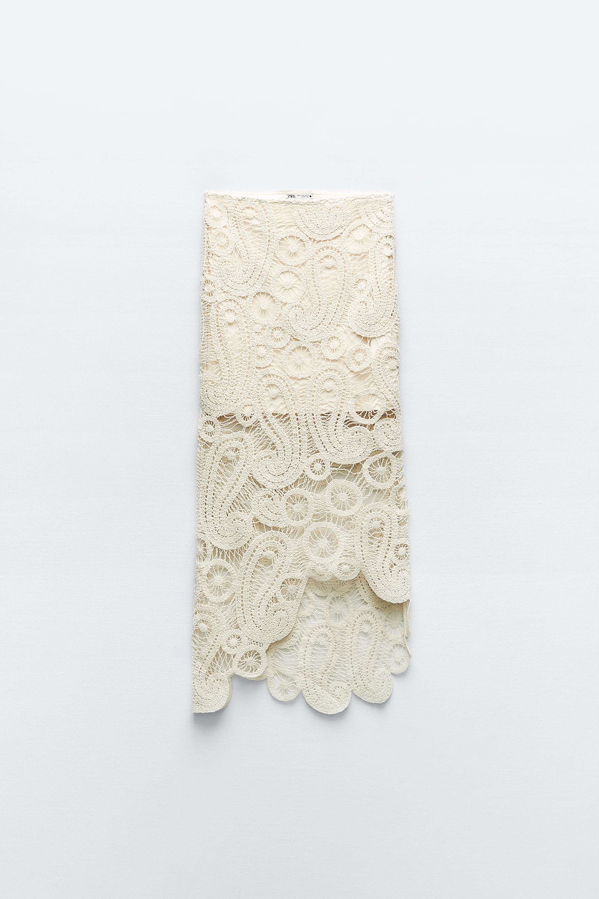 Falda de crochet de Zara (12,99 euros).