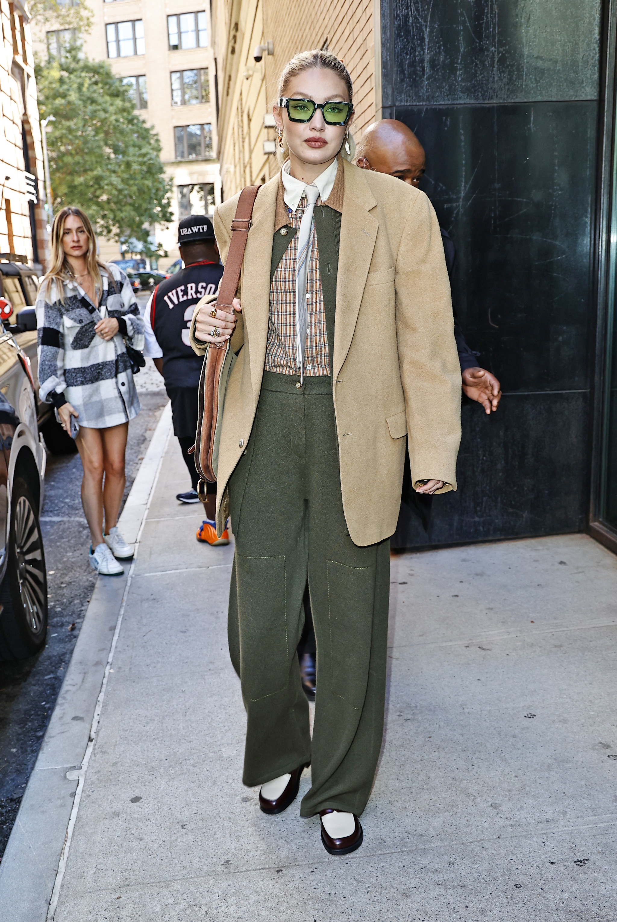 Gigi Hadid con un look estilo grandpacore en las calles de Nueva York.
