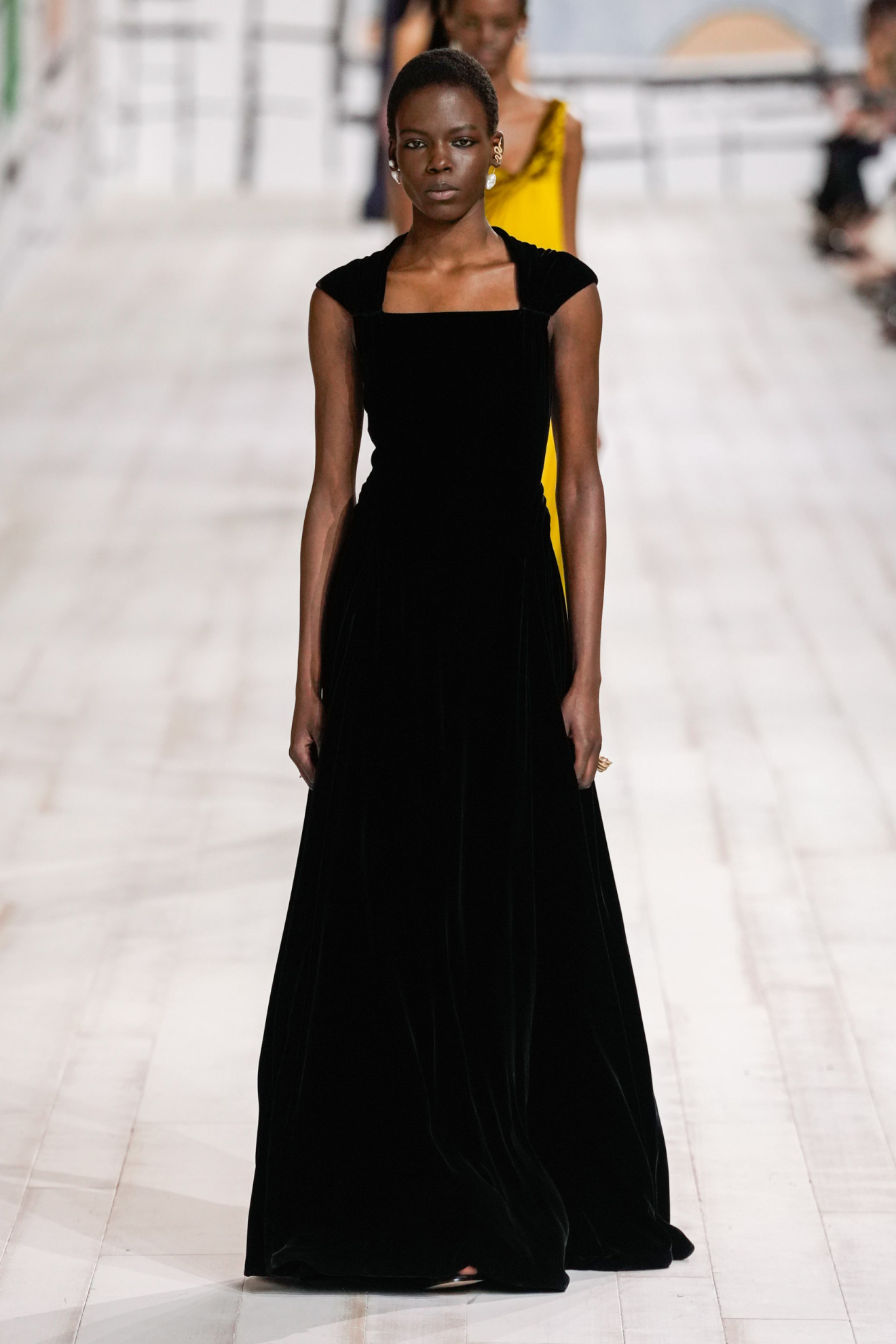Uno de los vestidos negros del desfile Alta Costura de Dior.