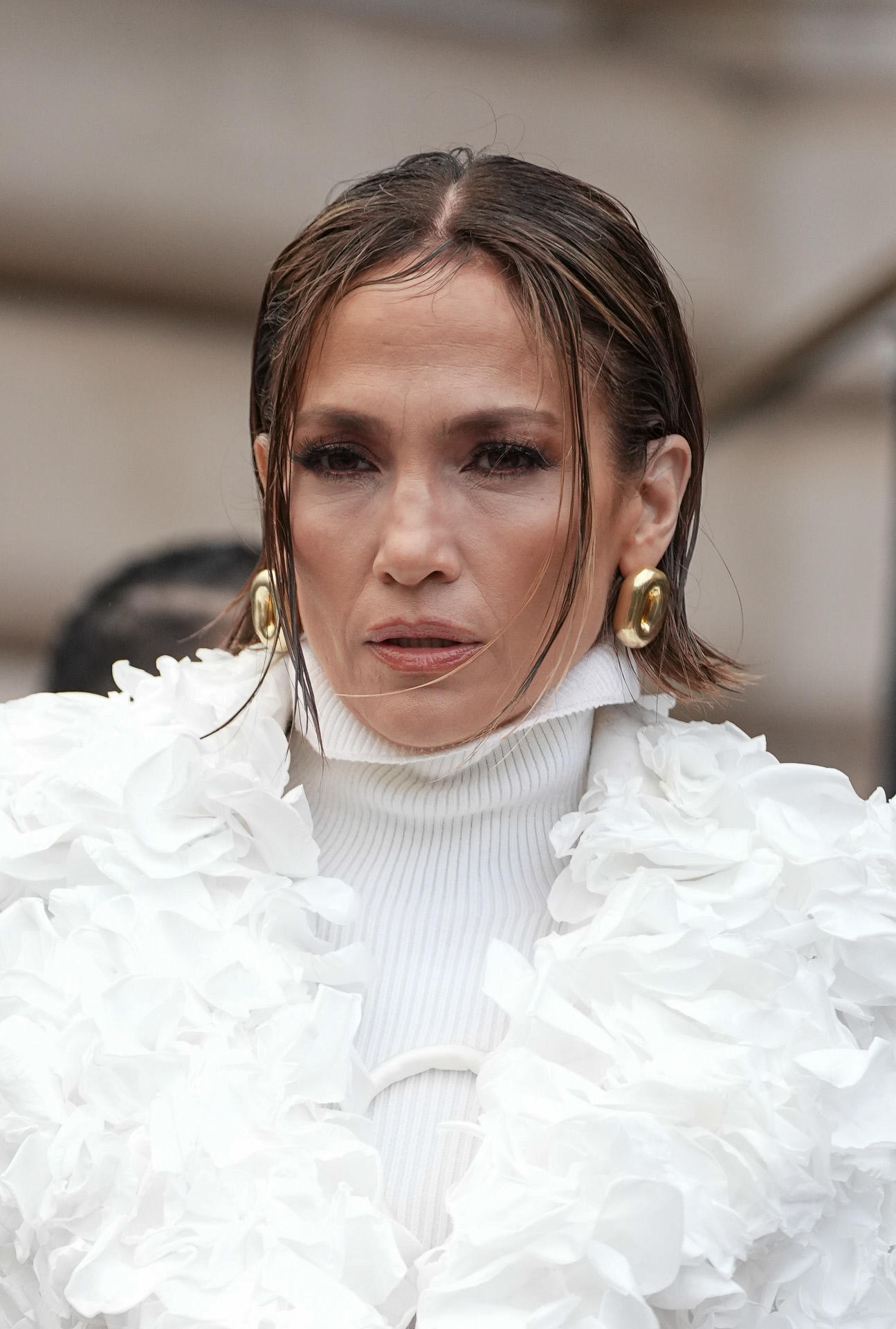 Con las puntas ligeramente hacia fuera, la raya en medio y con efecto mojado, Jennifer Lopez ha dejado claro que sus cambios de look de pelo se convierten en los más copiados.
