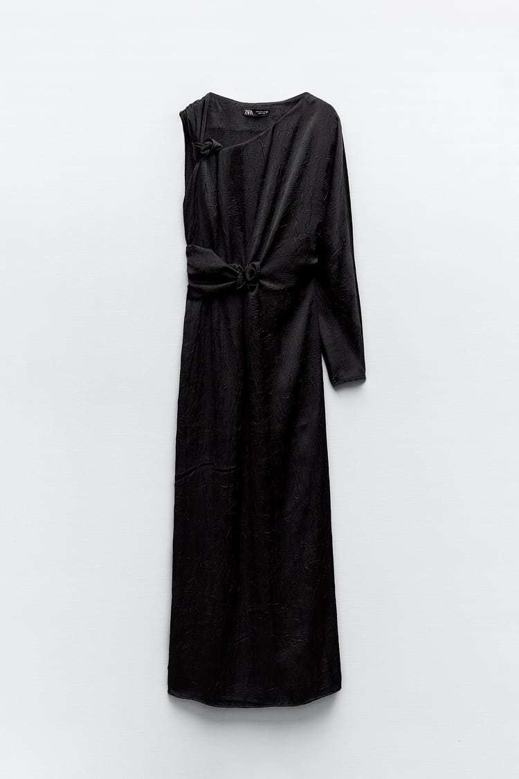Vestido negro de rebajas de Zara.