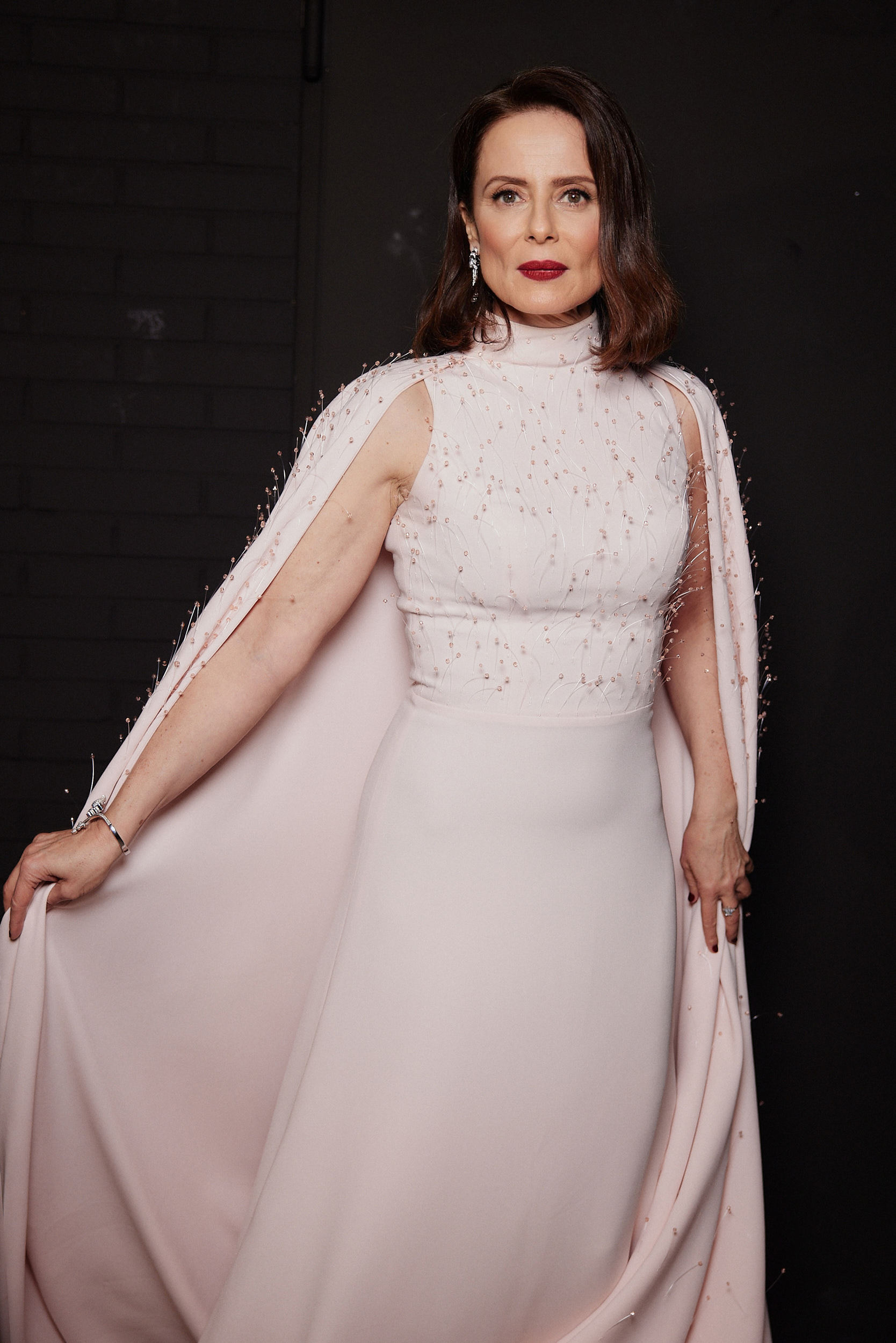 Aitana Sánchez-Gijón, espectacular en los Premios Feroz 2024 con un vestido capa y maquillaje de Dior
