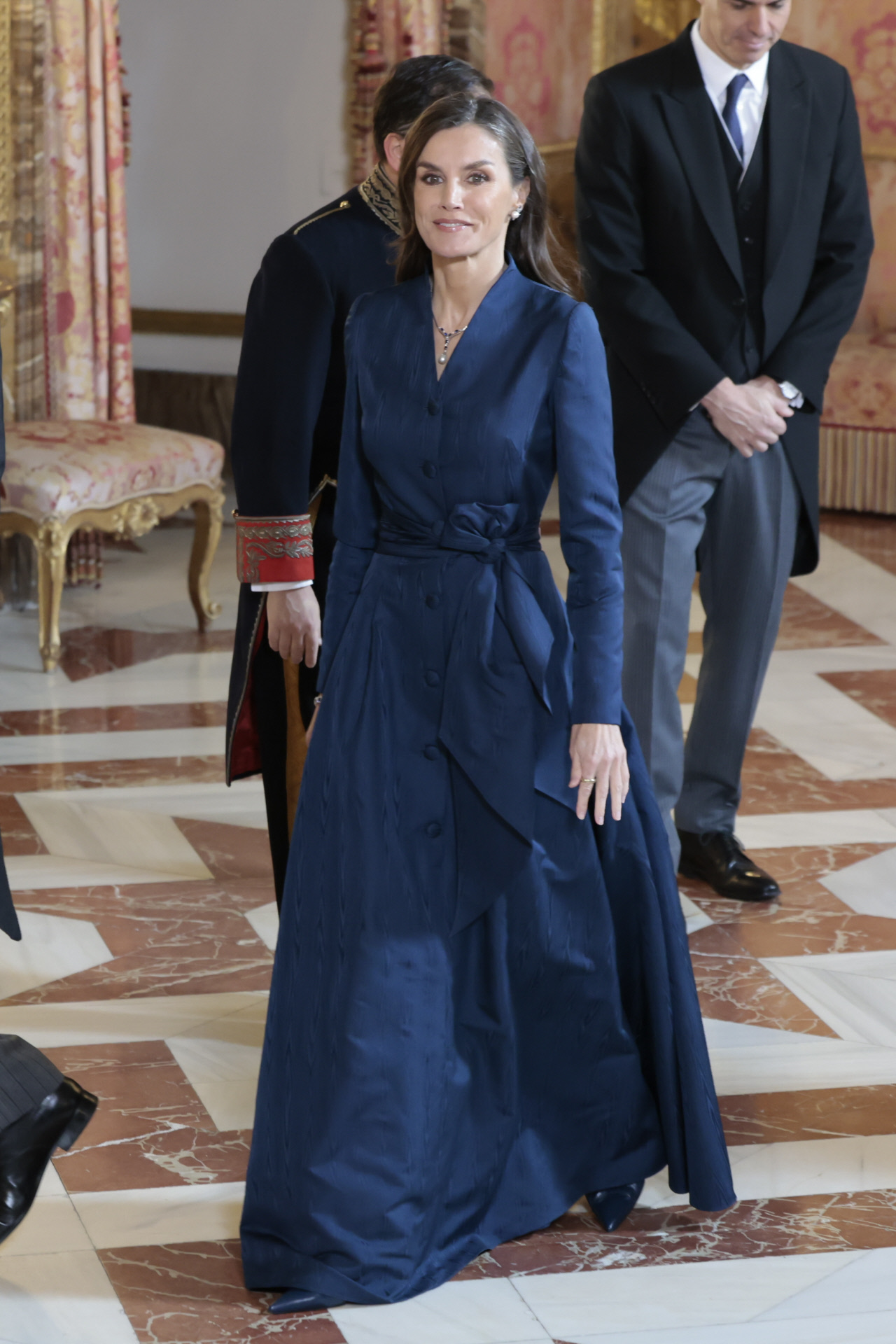 El elegante vestido azul marino de la reina Letizia.