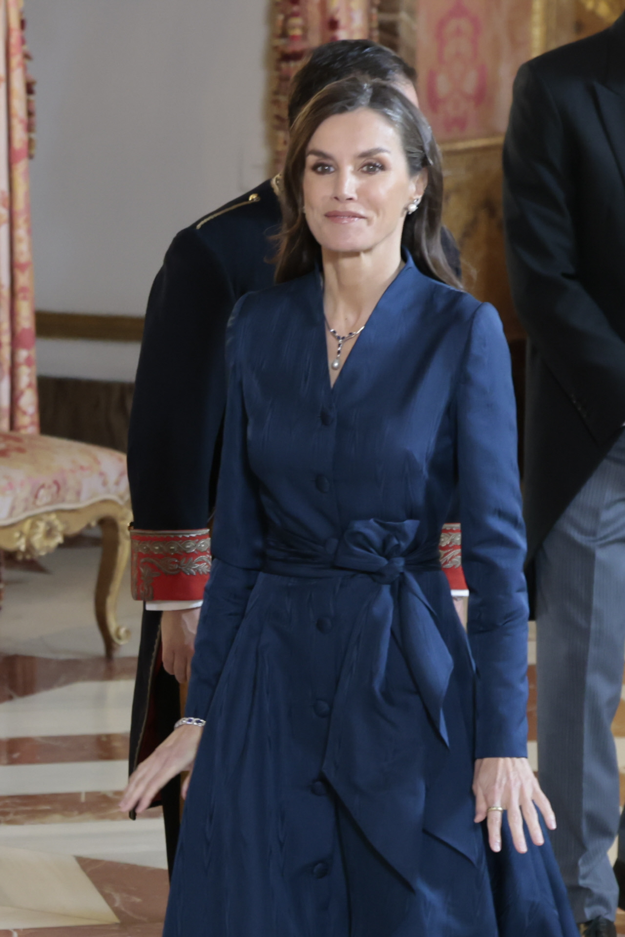 La reina letizia con el collar de zafiros que llevó en su preboda.