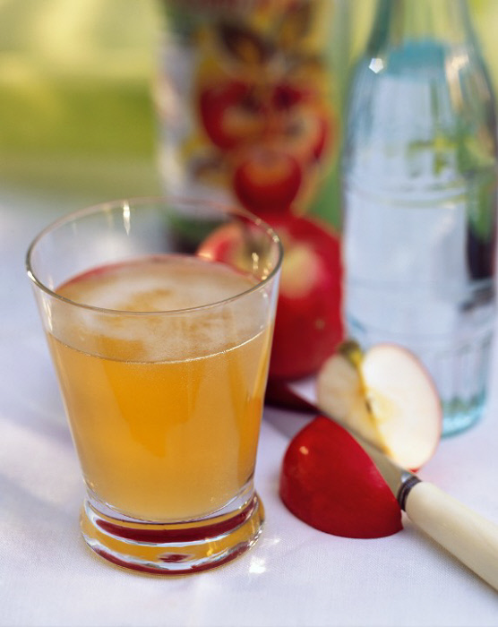El vinagre de manzana antes de comer aporta beneficios como calmar el apetito, mejorar la digestión y disminuir los picos de glucosa.