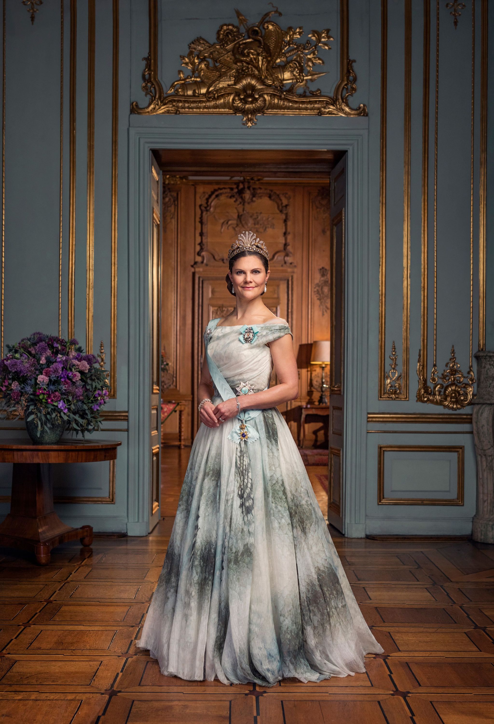Foto oficial de Victoria de Suecia con vestido de H&M distribuidas en 2022.