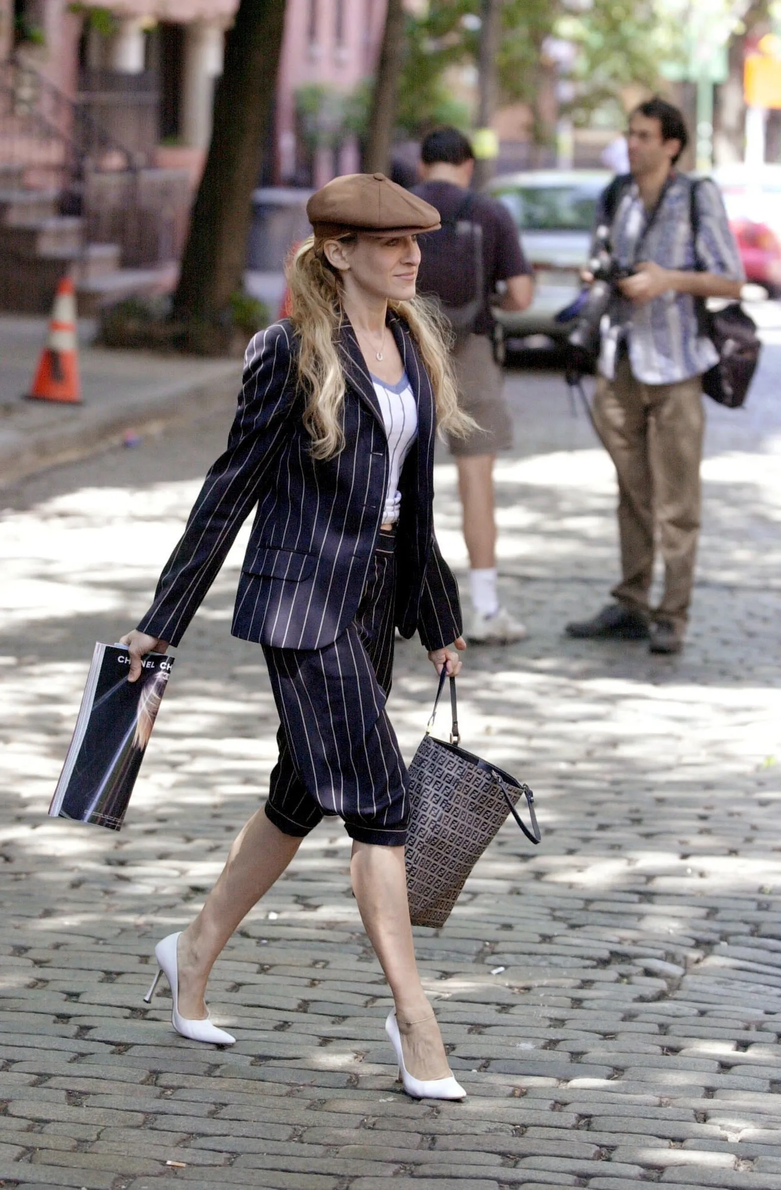 Carrie Bradshaw (Sarah Jessica Parker) con pantalón capri.