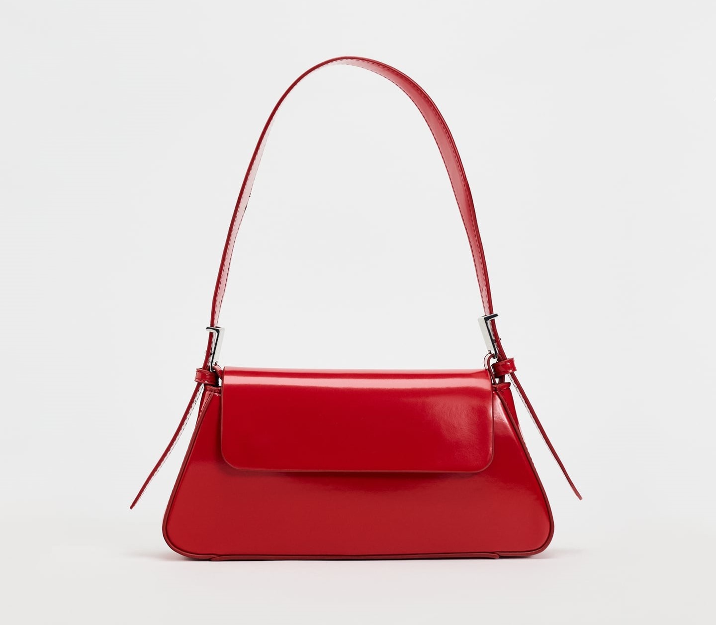 Bolso rojo de Zara.