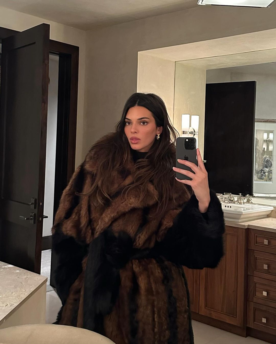Kendall Jenner pasa del minimalismo a un abrigo de pelo exuberante.