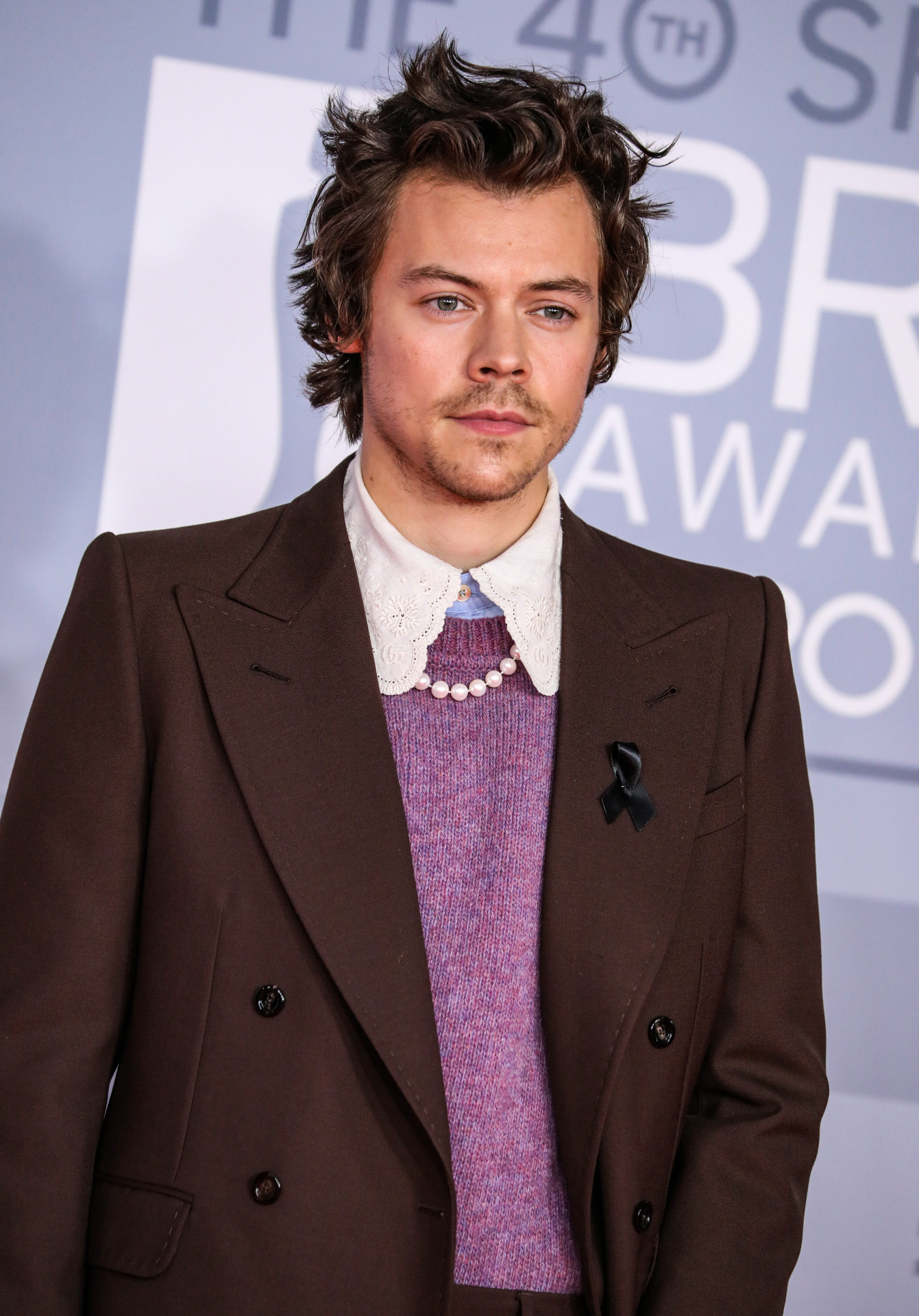 Harry Styles con collar de perlas con uno de sus looks trasgresores.
