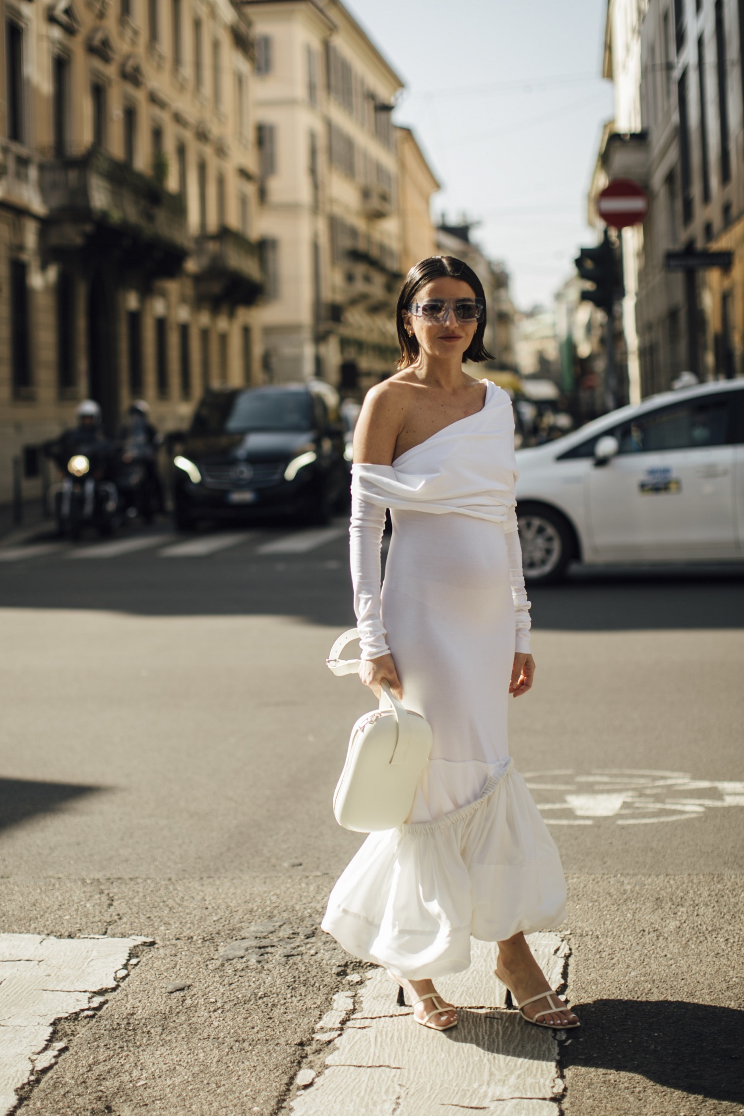 Alexandra Pereira con vestido asimétrico blanco.
