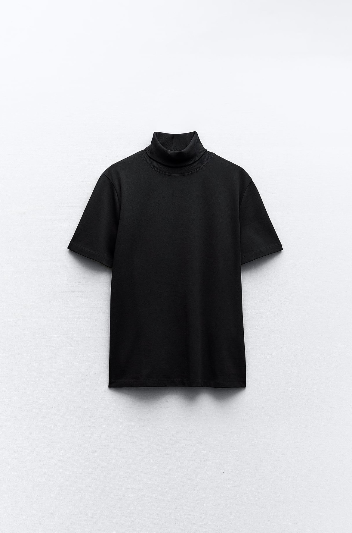 Camiseta Heavy Cotton con cuello alto de Zara (12,95 euros)