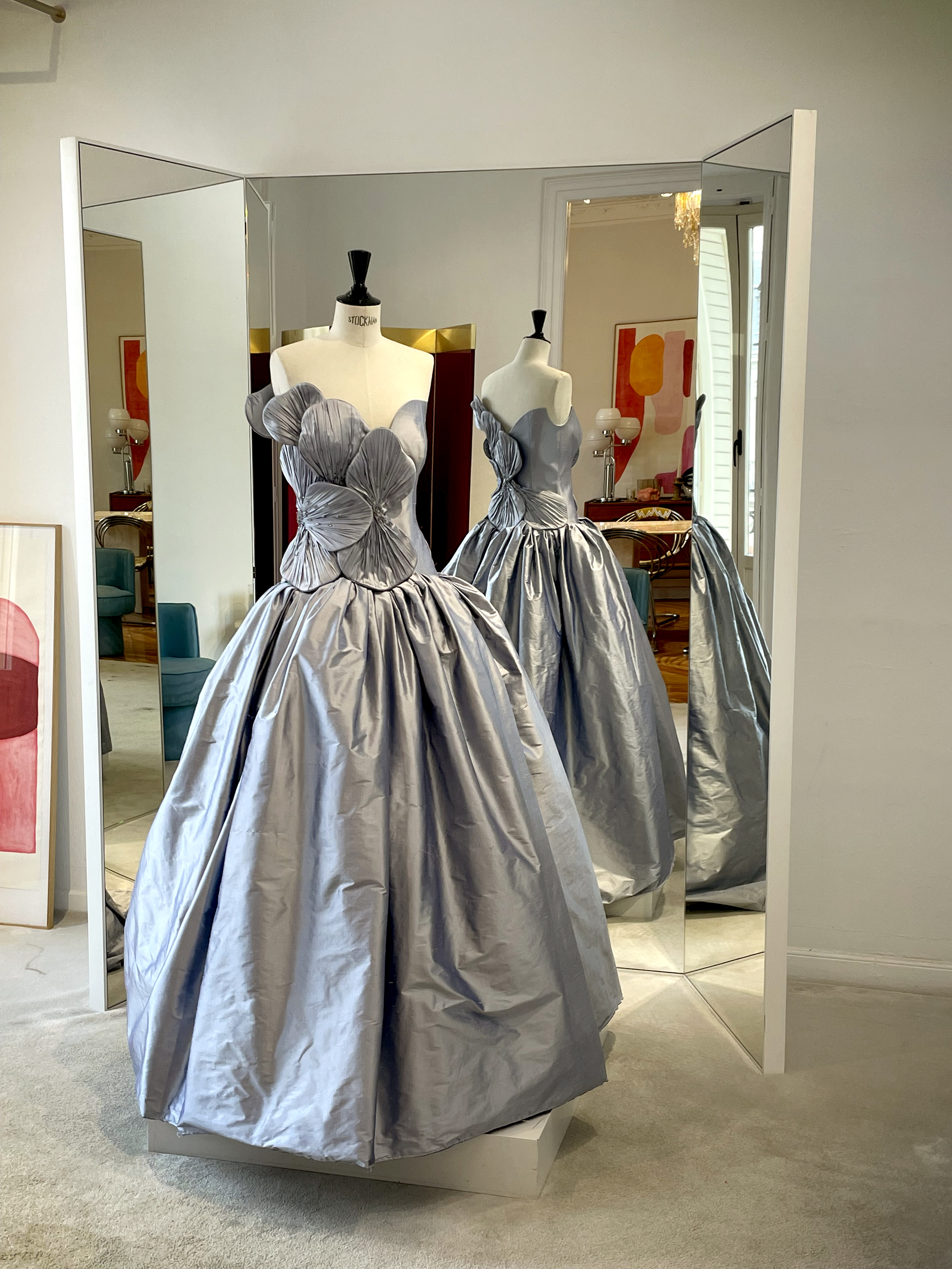 El vestido está realizado en seda salvaje y cuenta con varias capas de tul.