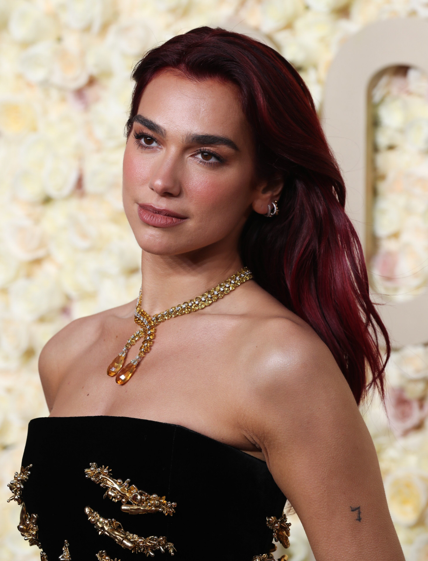 Dua Lipa con un collar de archivo de Tiffany &Co en los Globos de Oro 2024