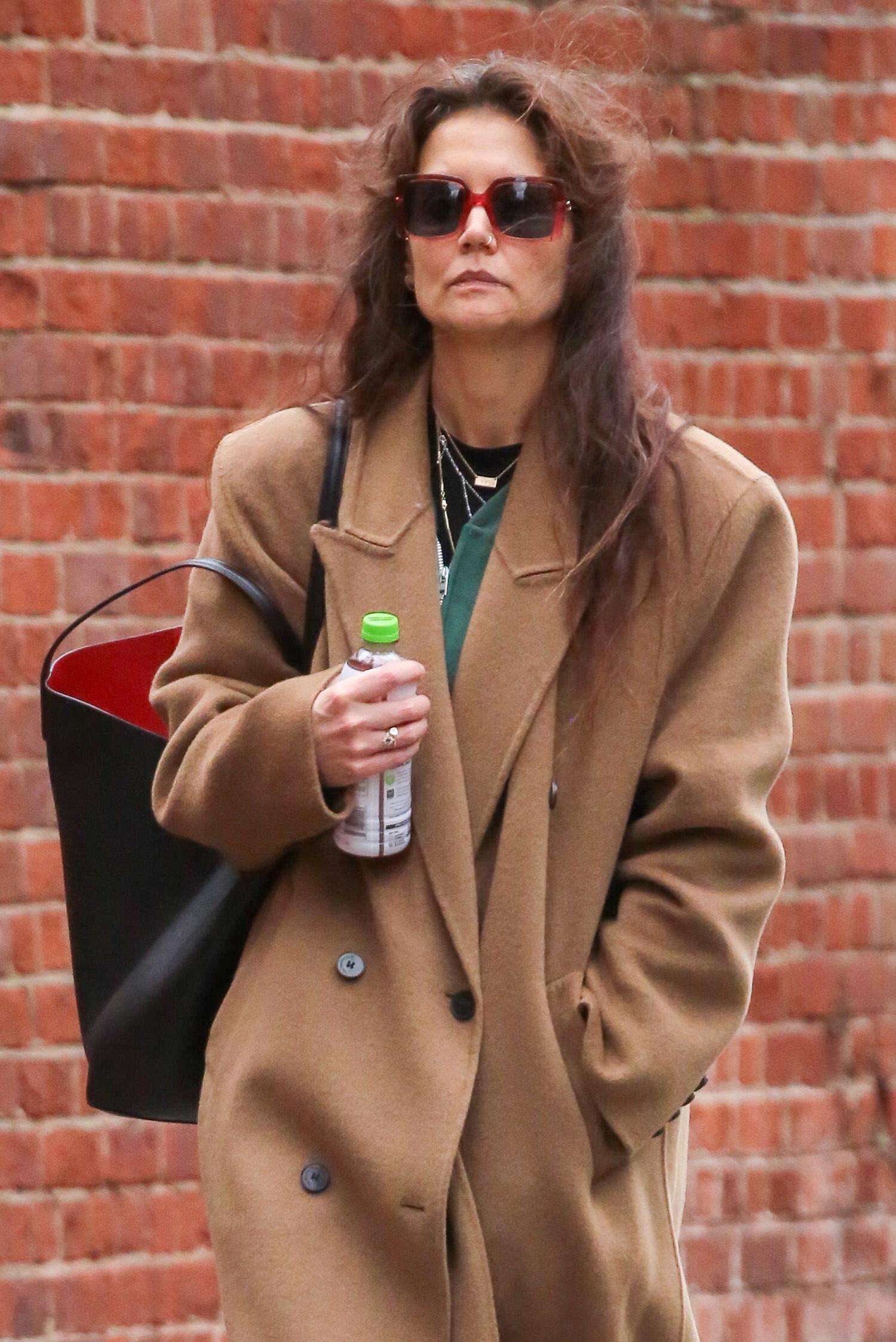 Katie Holmes por las calles de Nueva York con su shopping bag preferido el 10 de enero de 2024.