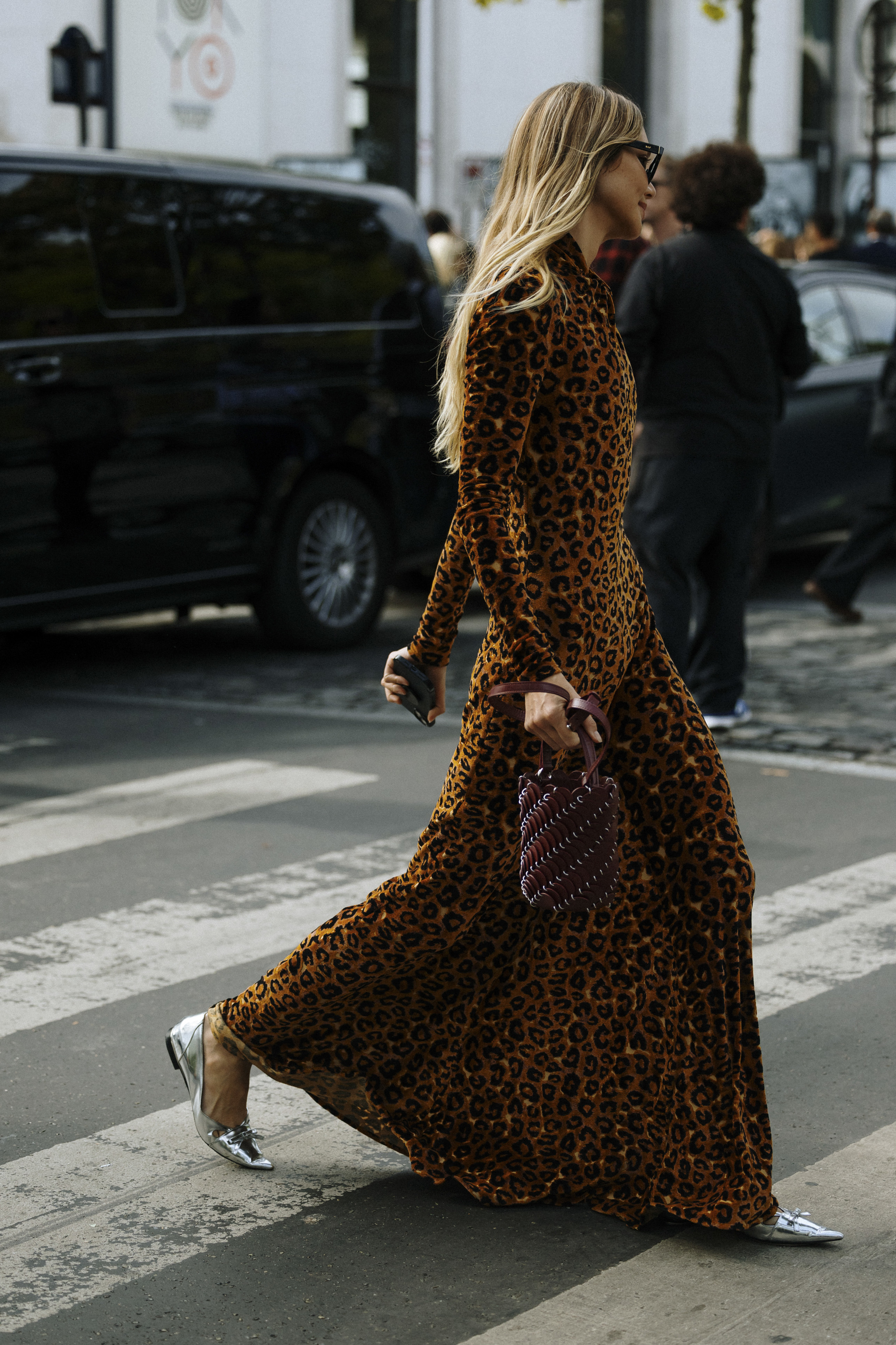Look con vestido largo de leopardo, tendencia en primavera 2024.