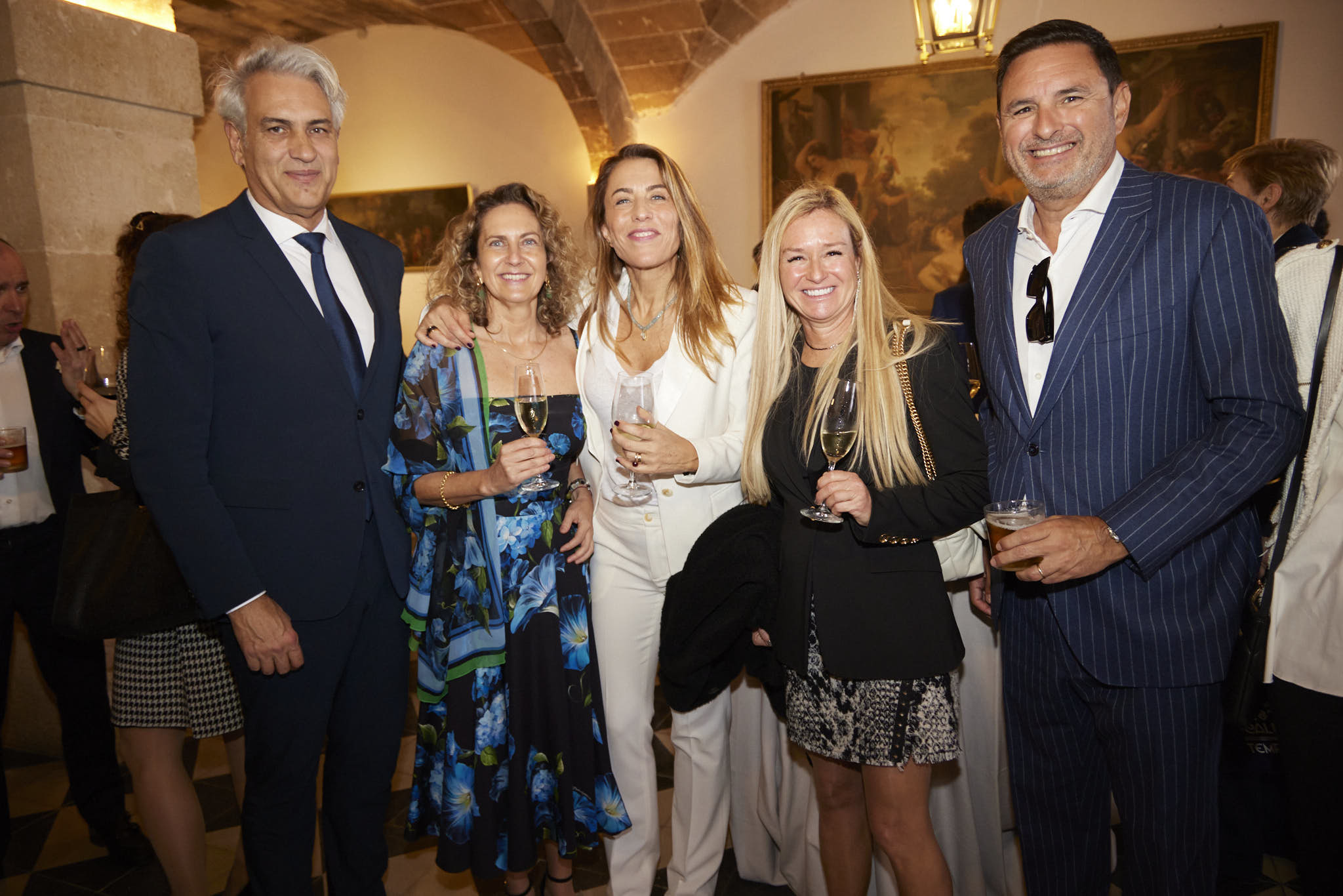 Carmen Sampol y Encarna Piñero junto a invitados en el Palacio de Son Veri.