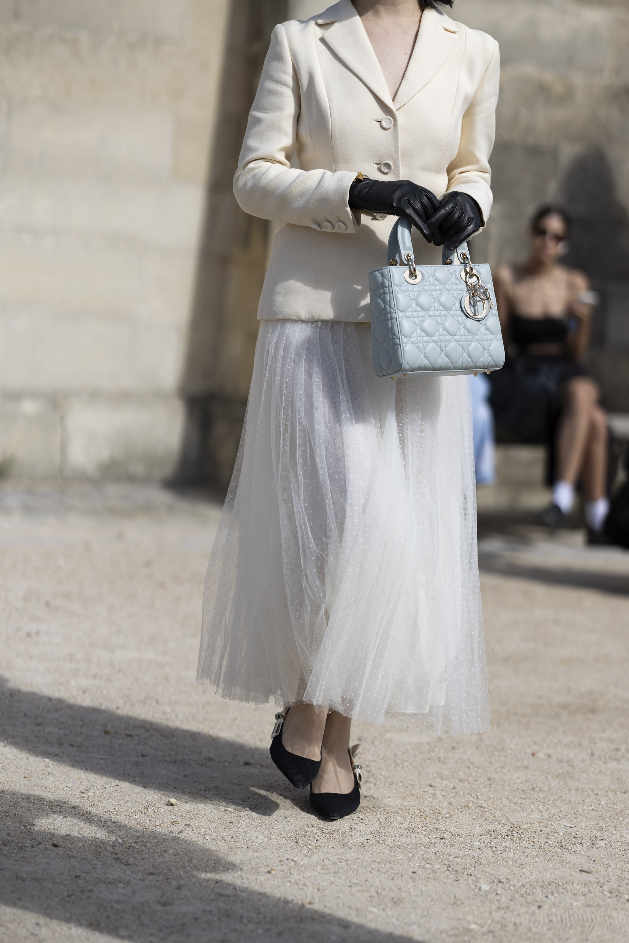 Look de Dior que reivindica la elegancia clásica, tendencia en 2024.