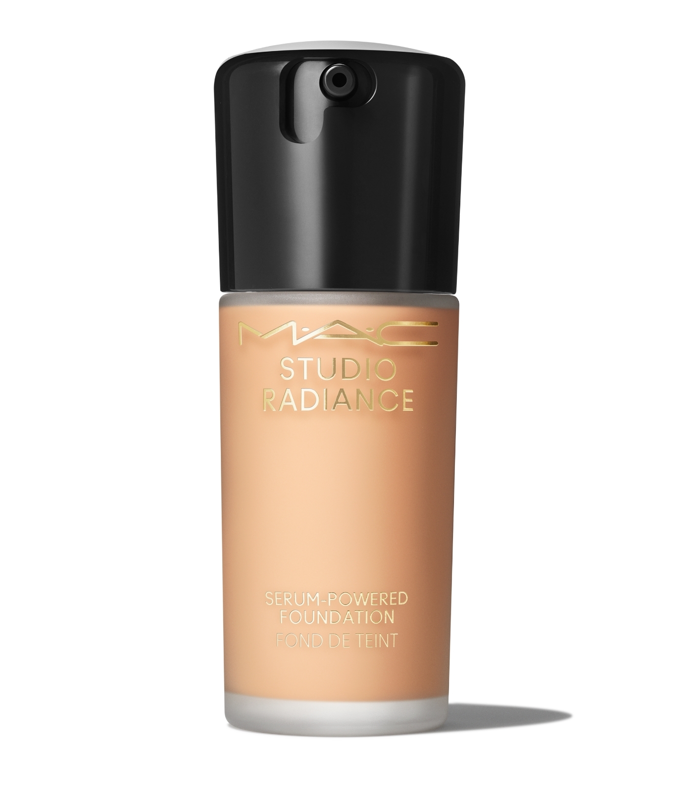 Base de maquillaje Studio Radiance Serum-Powered Foundation de MAC con ácido hialurónico que apenas notes que la llevas, aporta cobertura y un aspecto luminoso a la piel (52 euros).