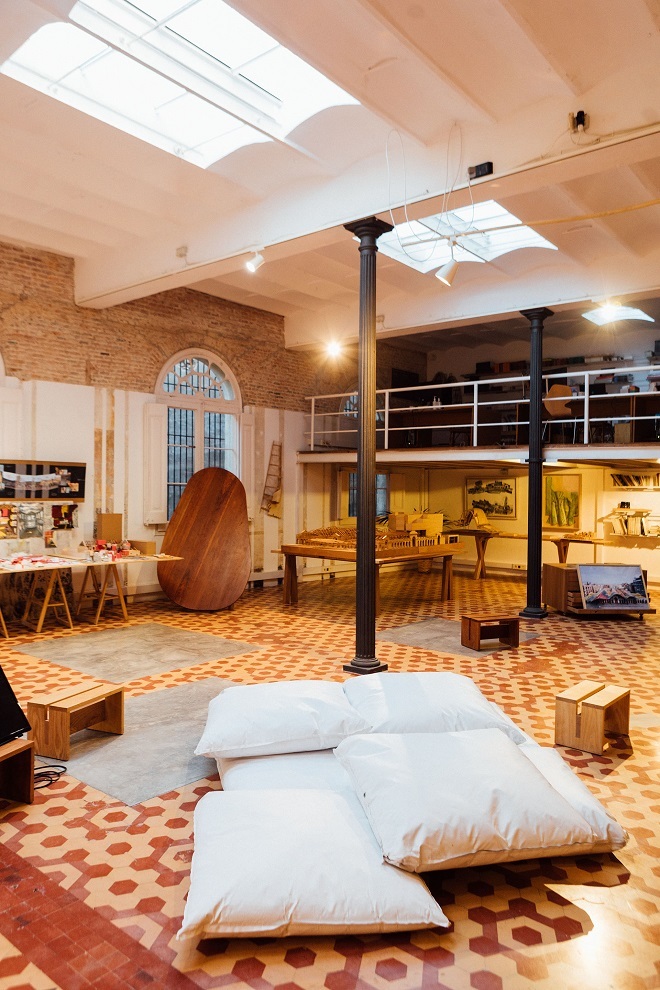 Interior de la Fundacin Enric Miralles con prototipos y maquetas del estudio.