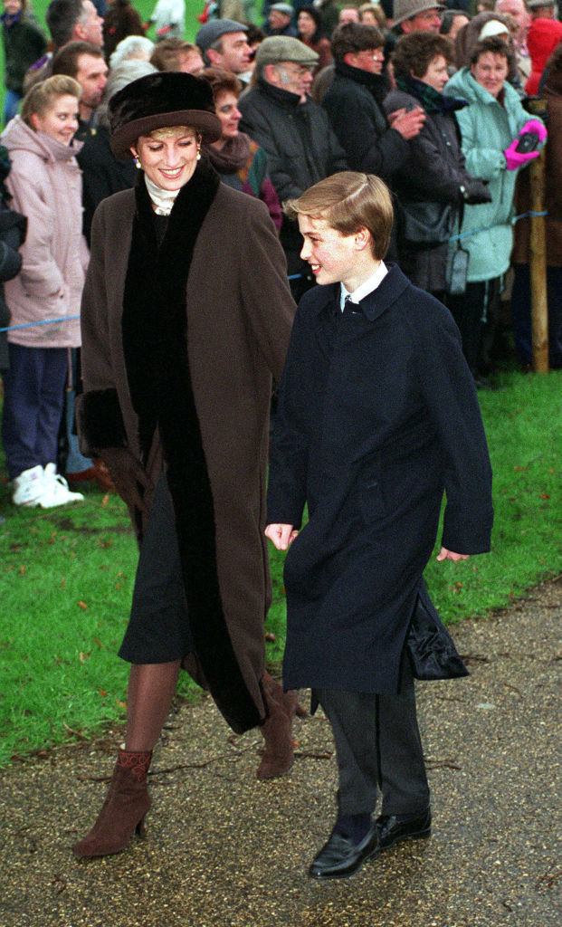 Lady Di de marrón con su hijo en las últimas Navidades que acudió a la misa tradicional de Sandringham.