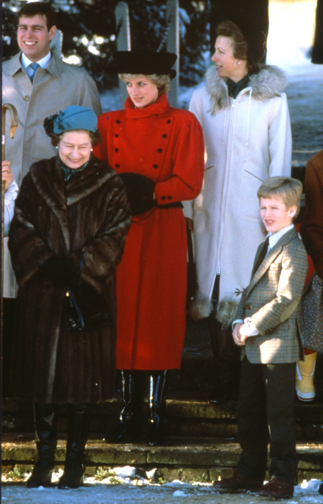 La princesa Diana con abrigo rojo en la misa de Navidad de 1985.