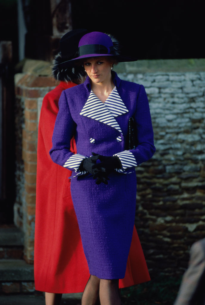 Lady Di con traje morado en la misa de Navidad de 1987.