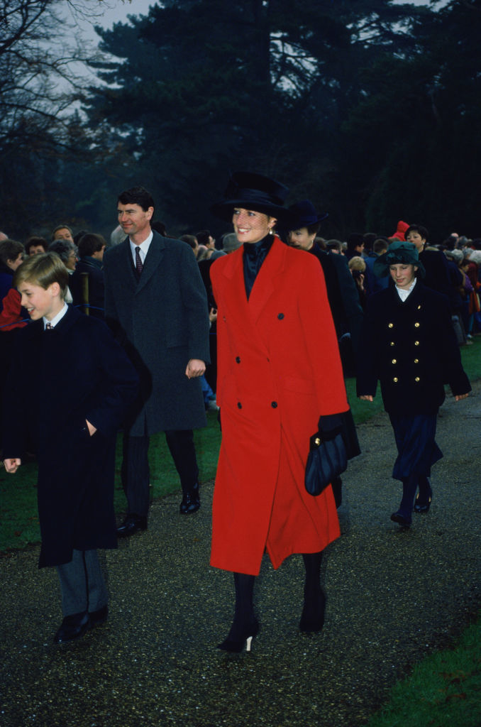 Lady Di con abrigo rojo y sombrero en la misa de Navidad de 1993, justo después de anunciar su separación.