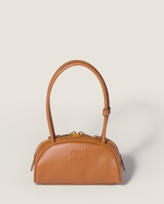 Bolso de hombro Beau con logo en relieve de Miu Miu (1.900 euros)