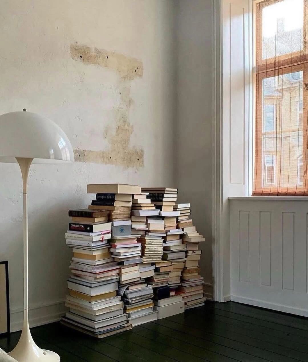 Somos muchas las que tenemos una pila de libros acumulada en casa.