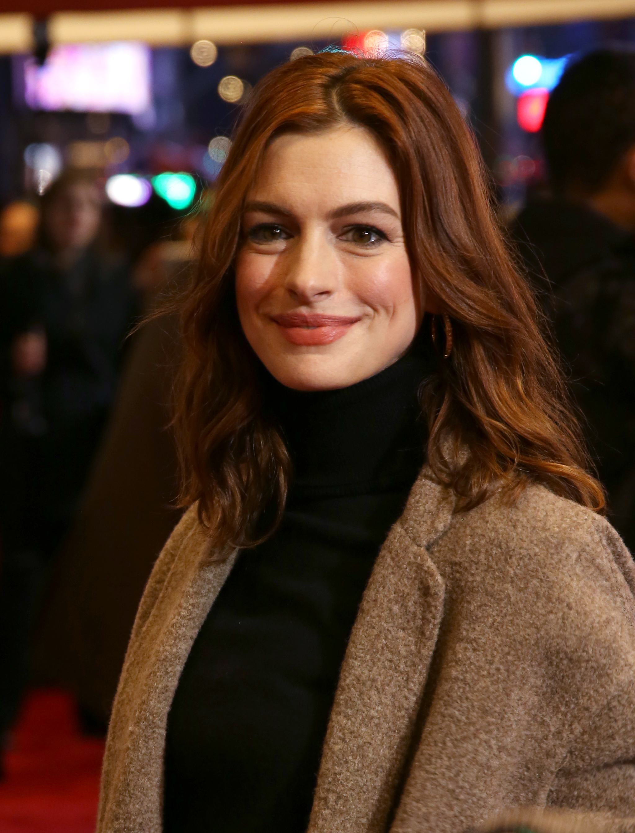 En 2018, observamos un contorno de ojos con bolsas en el rostro de Anne Hathaway que no luce actualmente.