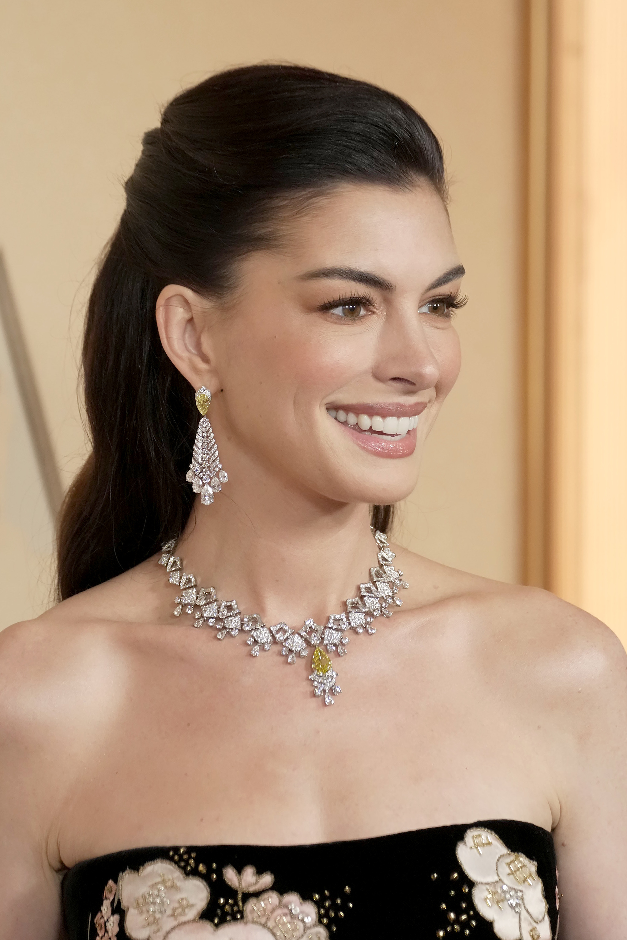 Anne Hathaway lució en los Premios Oscar 2026, unas trenzas laterales ocultas en su melena y a ambos lados de la cabeza cerca de las sienes para elevar el rostro.