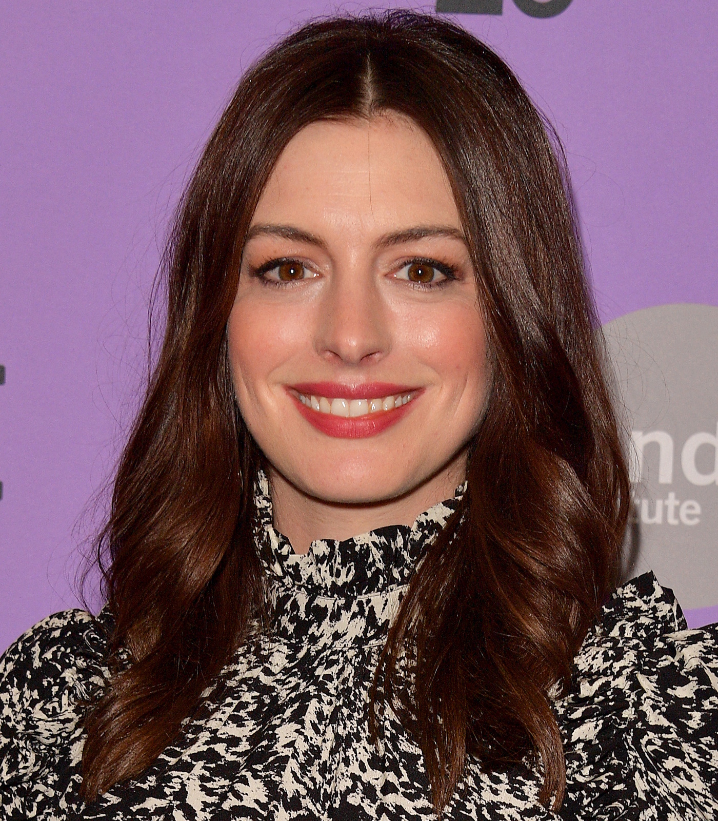 La actriz Anne Hathaway en 2020 con un contorno de ojos y unos párpados distintos de los que luce actualmente.