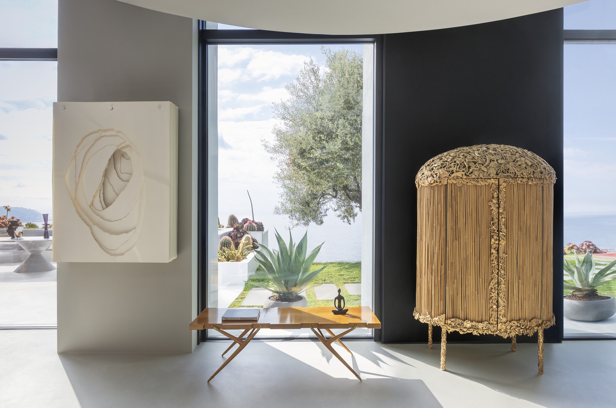 La coleccionista Céline Marcato nos abre las puertas de Villa Imagine, en la Riviera francesa: "Hicimos muchas ventanas, quería una casa en medio del mar, que diese la impresión de estar en un barco"