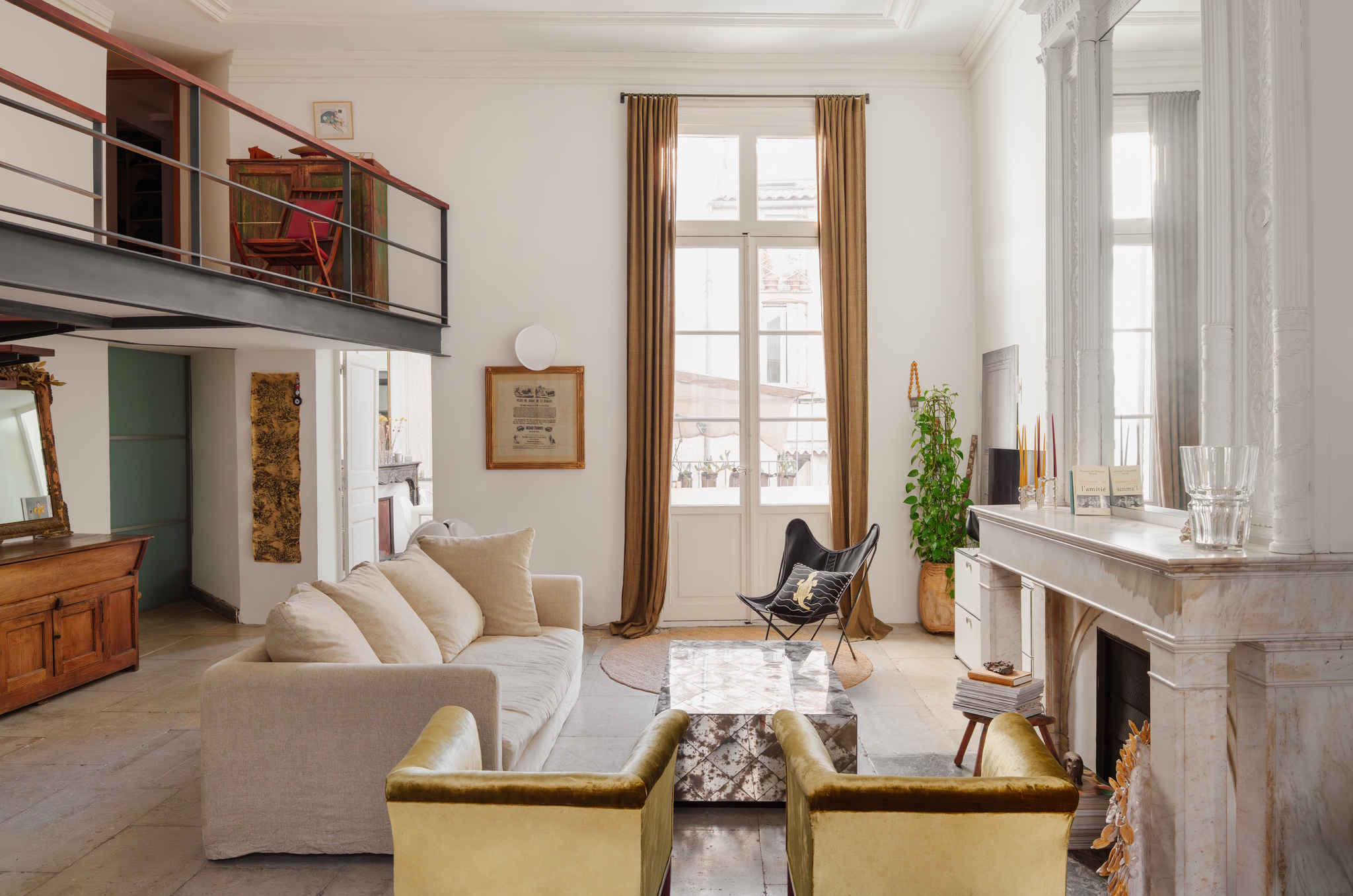 Esta casa en Montpellier conserva el carácter de su arquitectura original y pone en valor ricos materiales y elementos