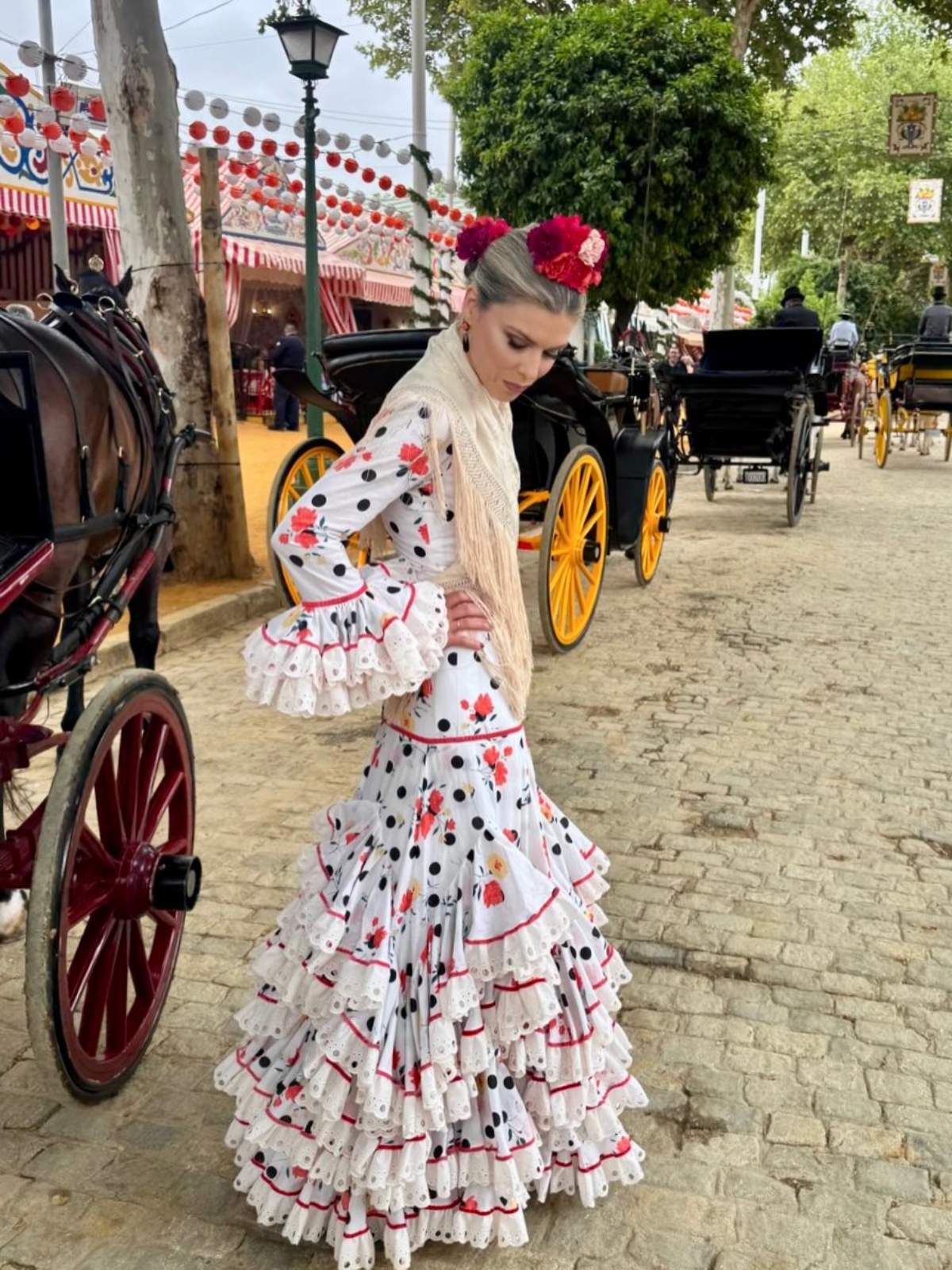 Todos los detalles del vestido de Manuela Villena el primer día de Feria: el estampado más original de flores y lunares con mantón y peinas vintage