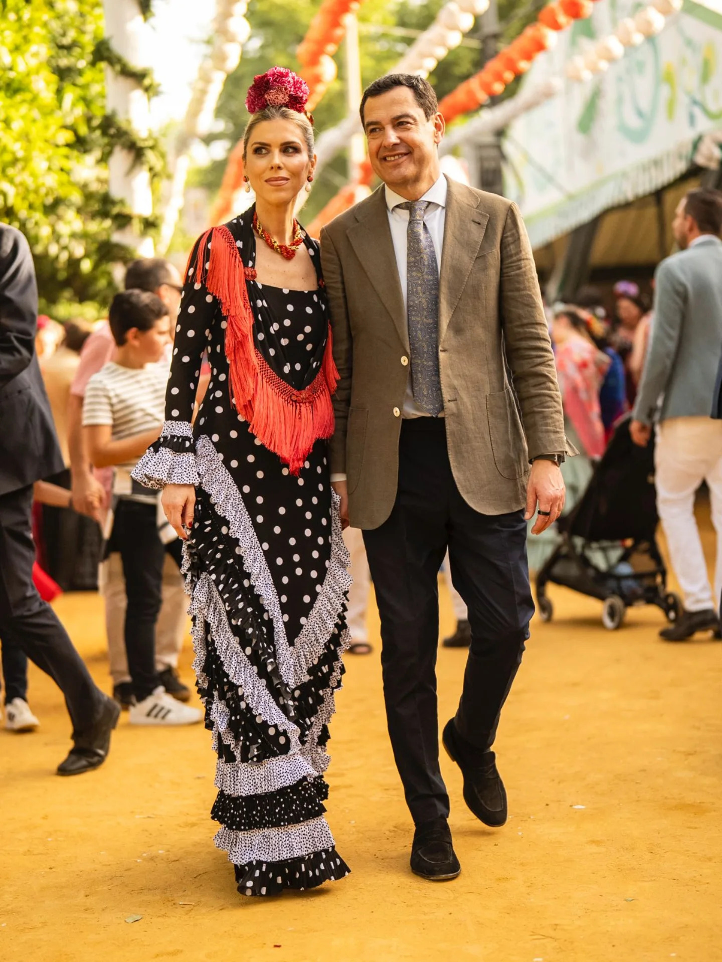 Manuela Villena, imponente el segundo día de la Feria de abril, con un vestido con estampados en contraste y mantón a juego de uno de sus diseñadores de cabecera